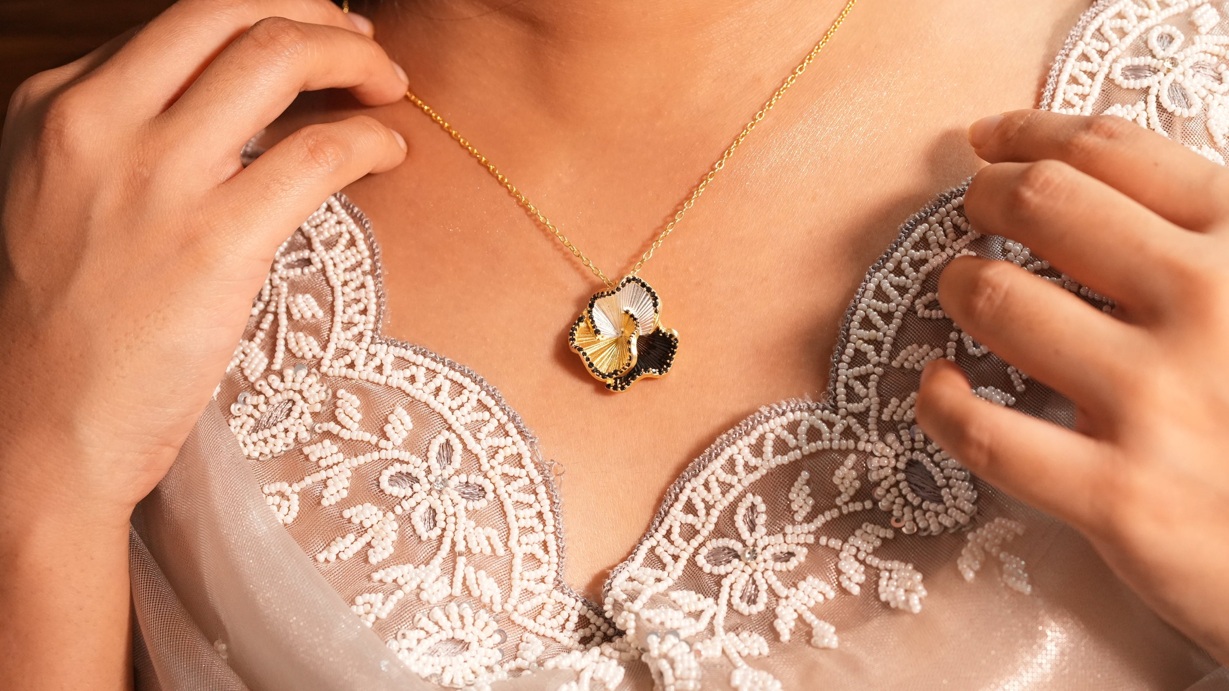 Three petal elegance black necklace
