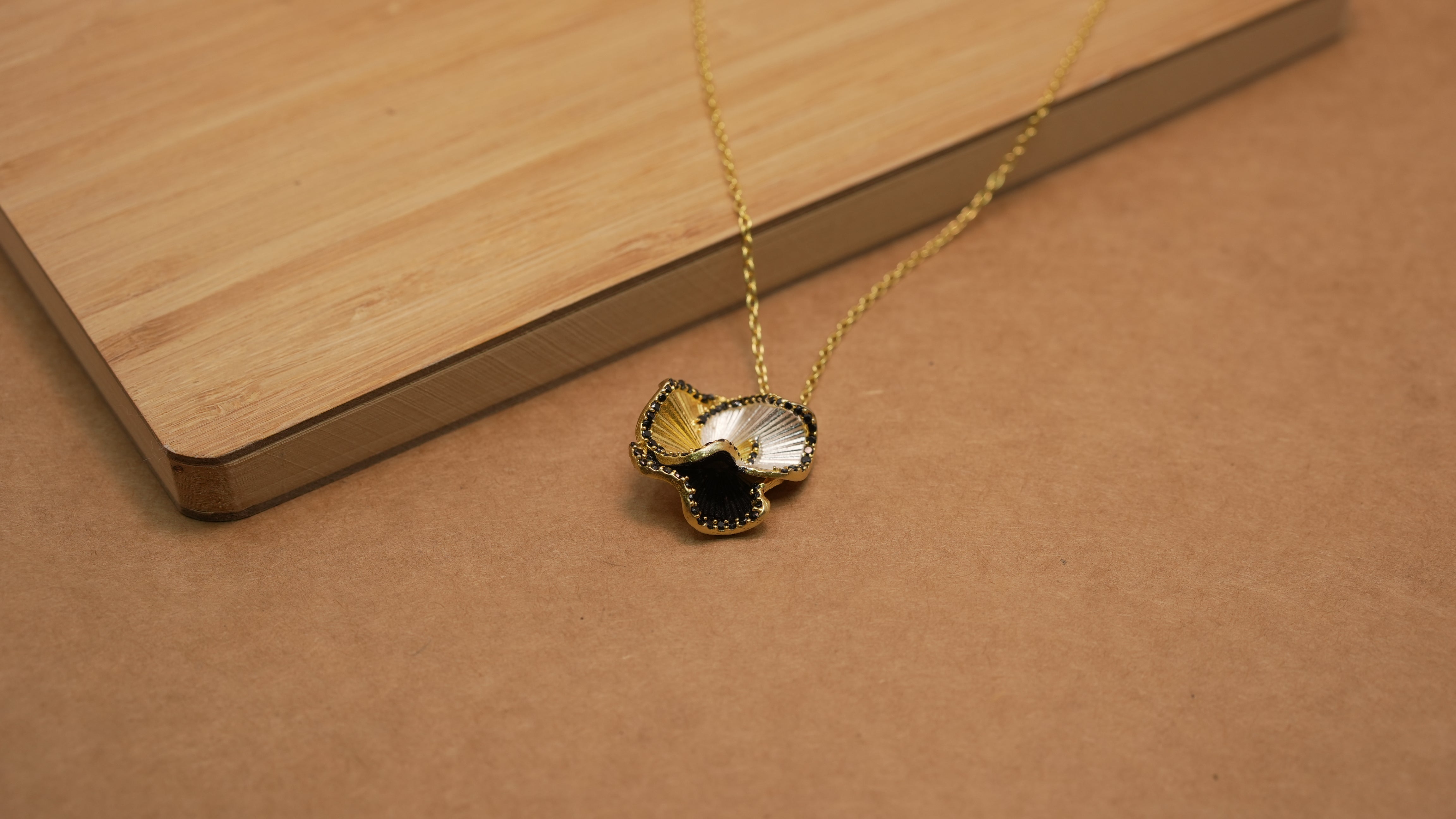 Three petal elegance black necklace