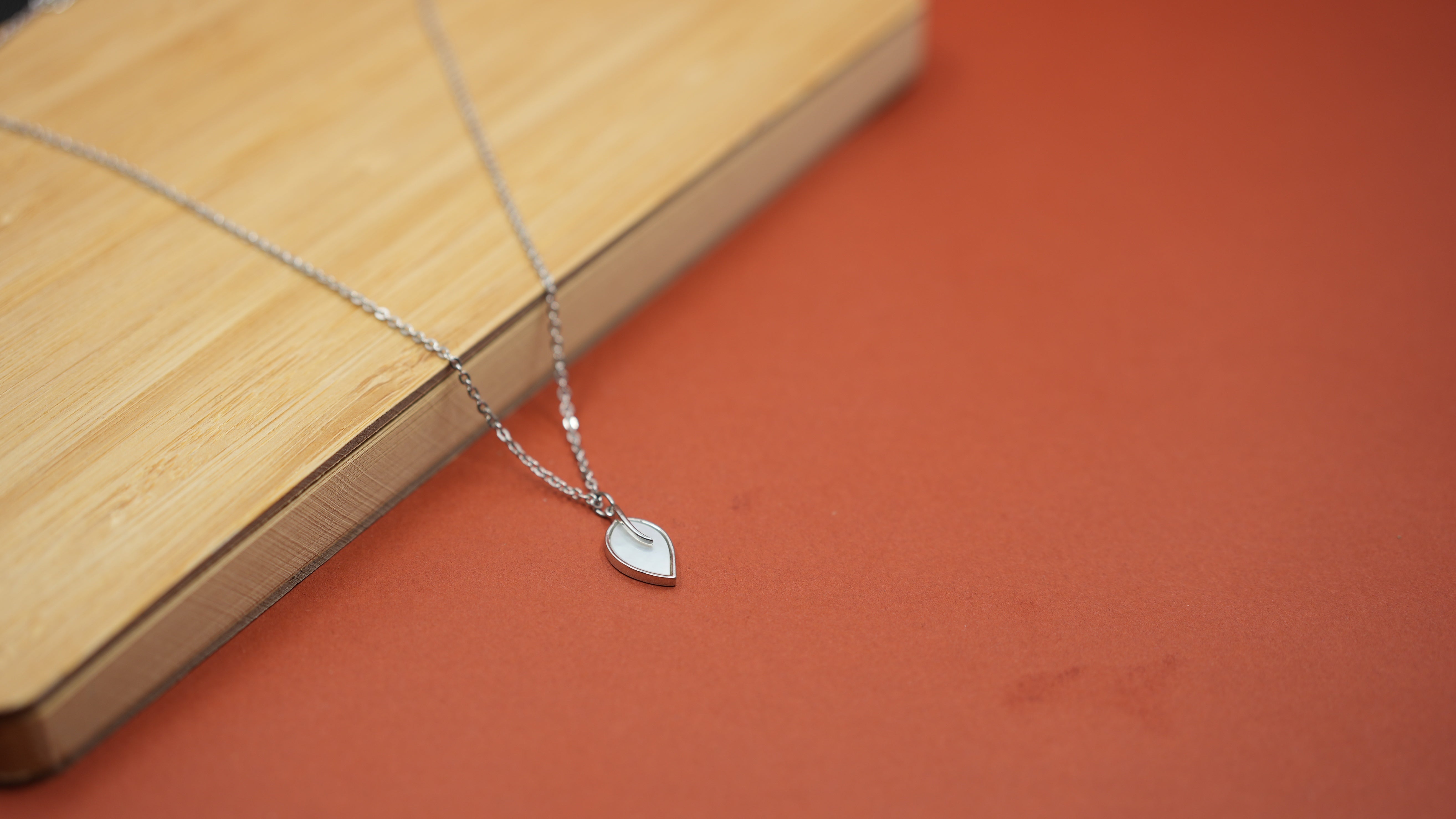 Leaf Let Lustre necklace