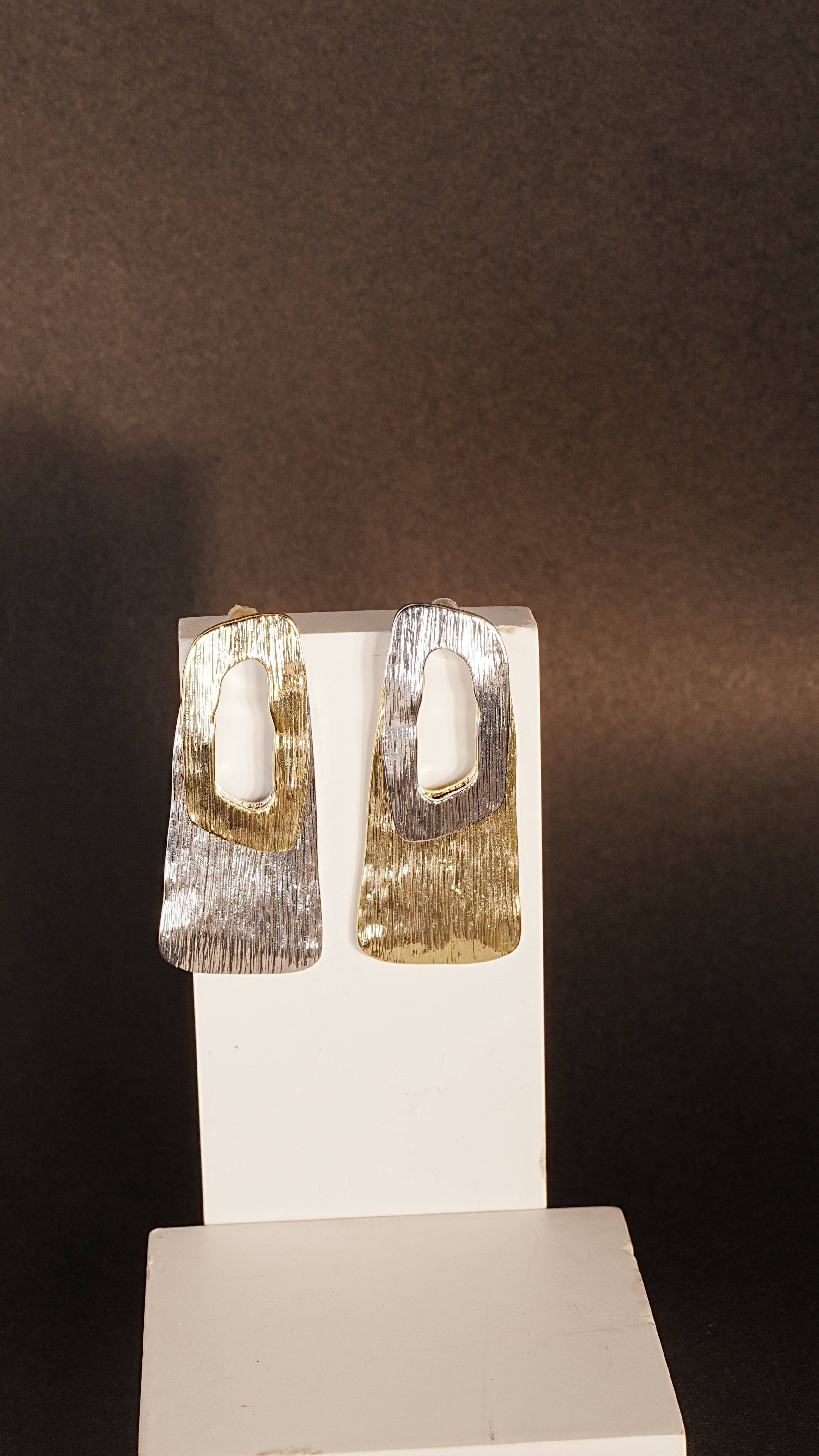 Two toned linear bar
