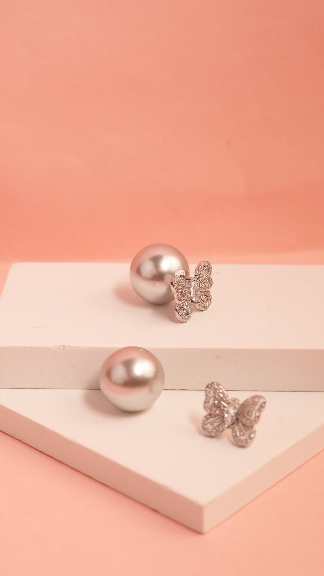 Butterfly bloom Pearl greyish