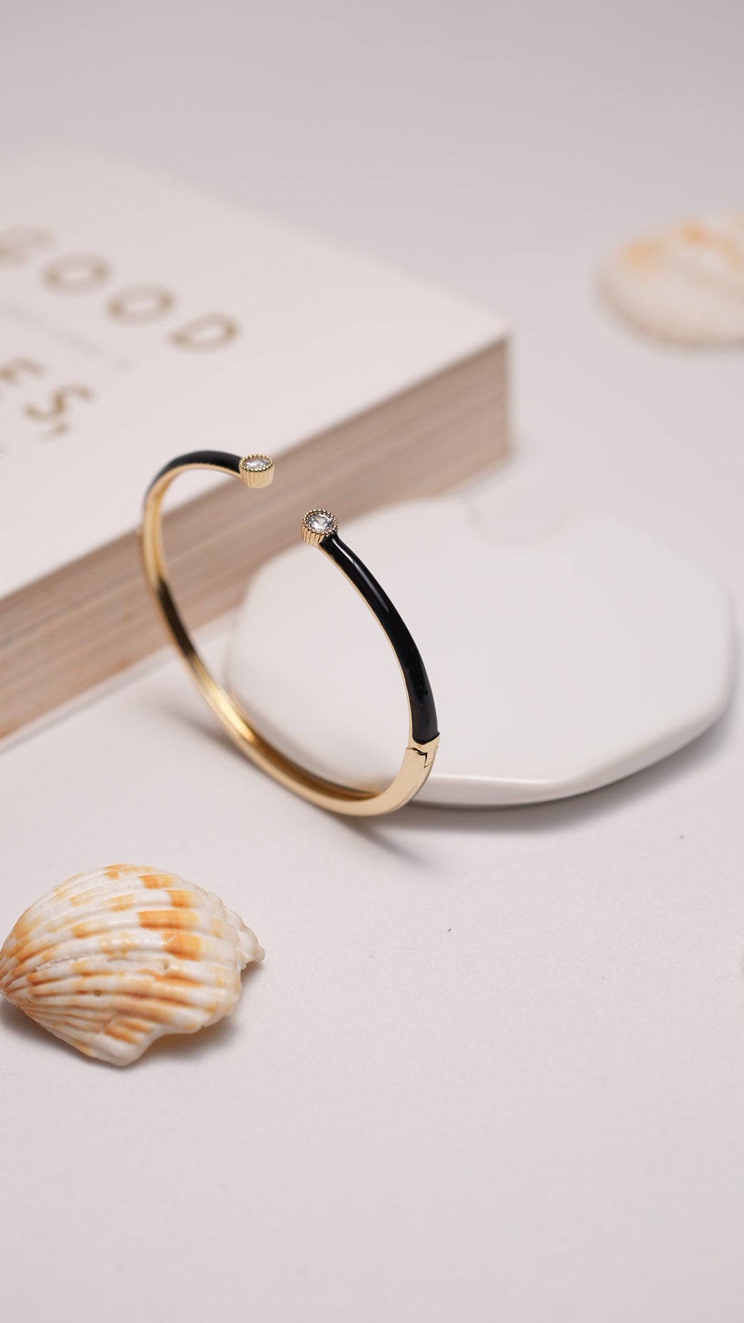 Noir glimmer tip bracelet