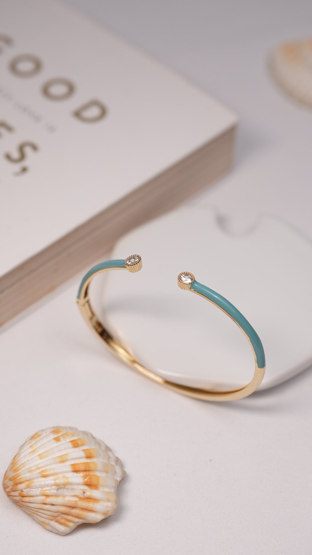 Aqua glimmer tip bracelet