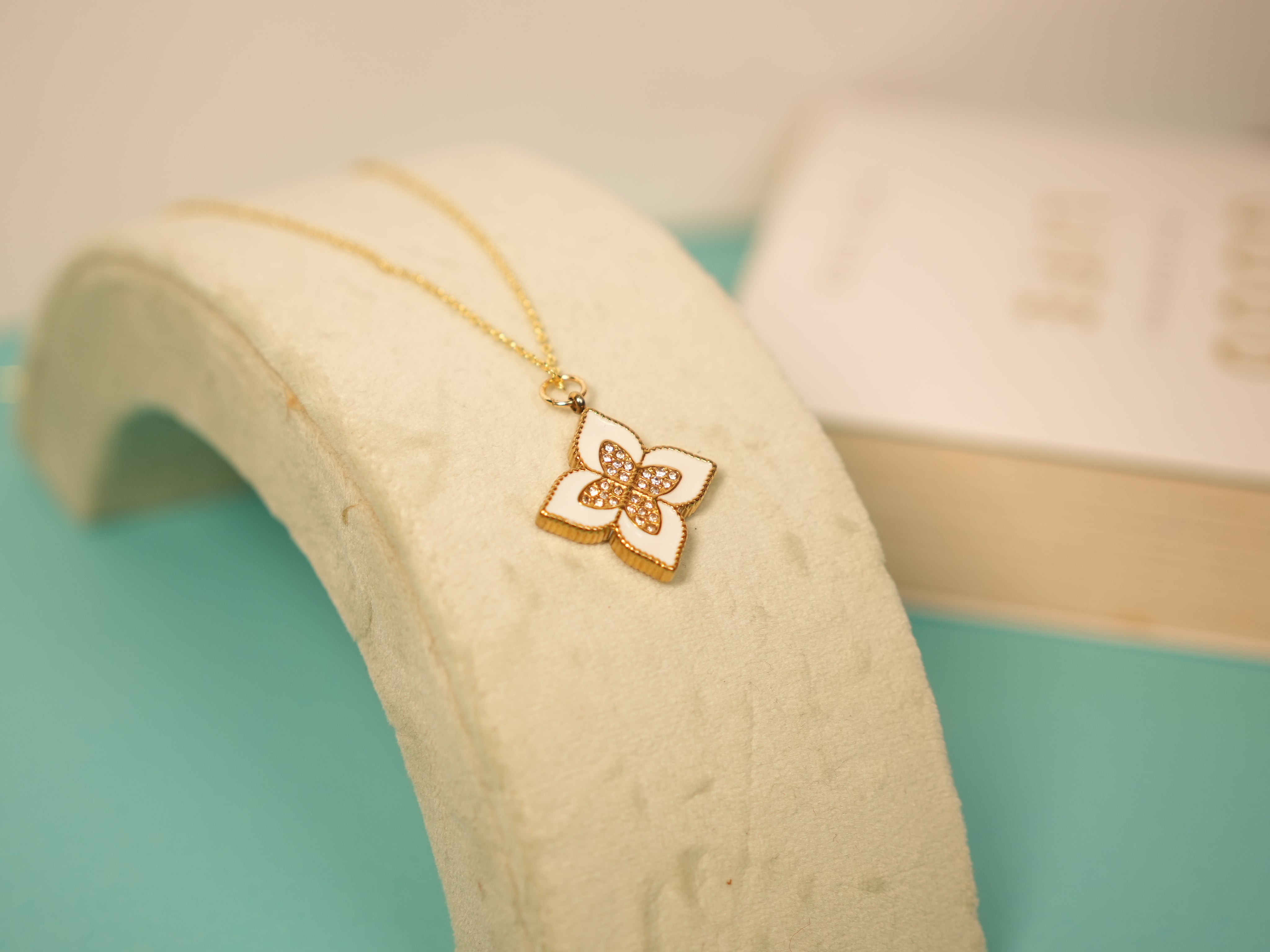 Lucky leaf white Necklace
