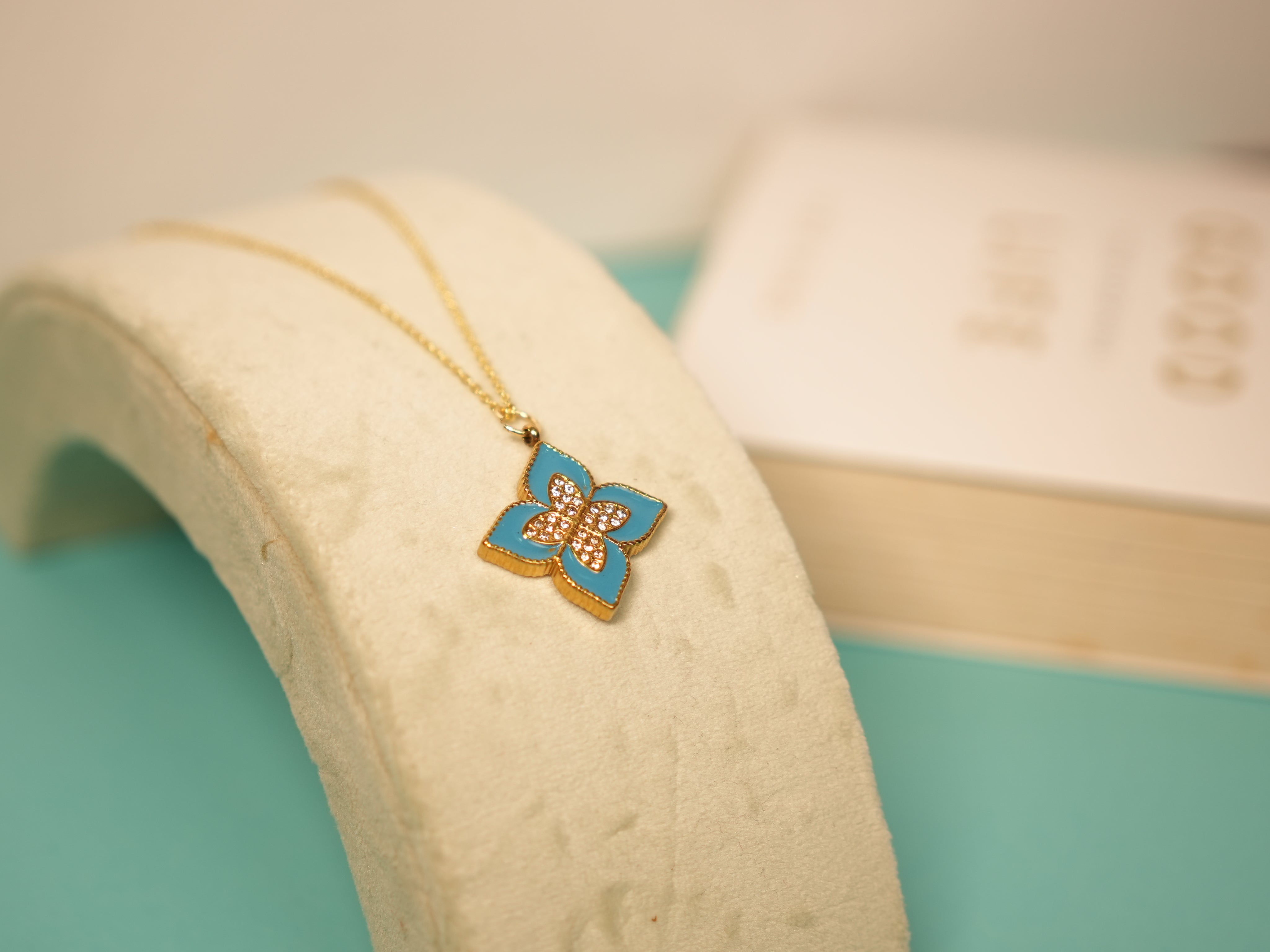 Lucky leaf Blue Necklace