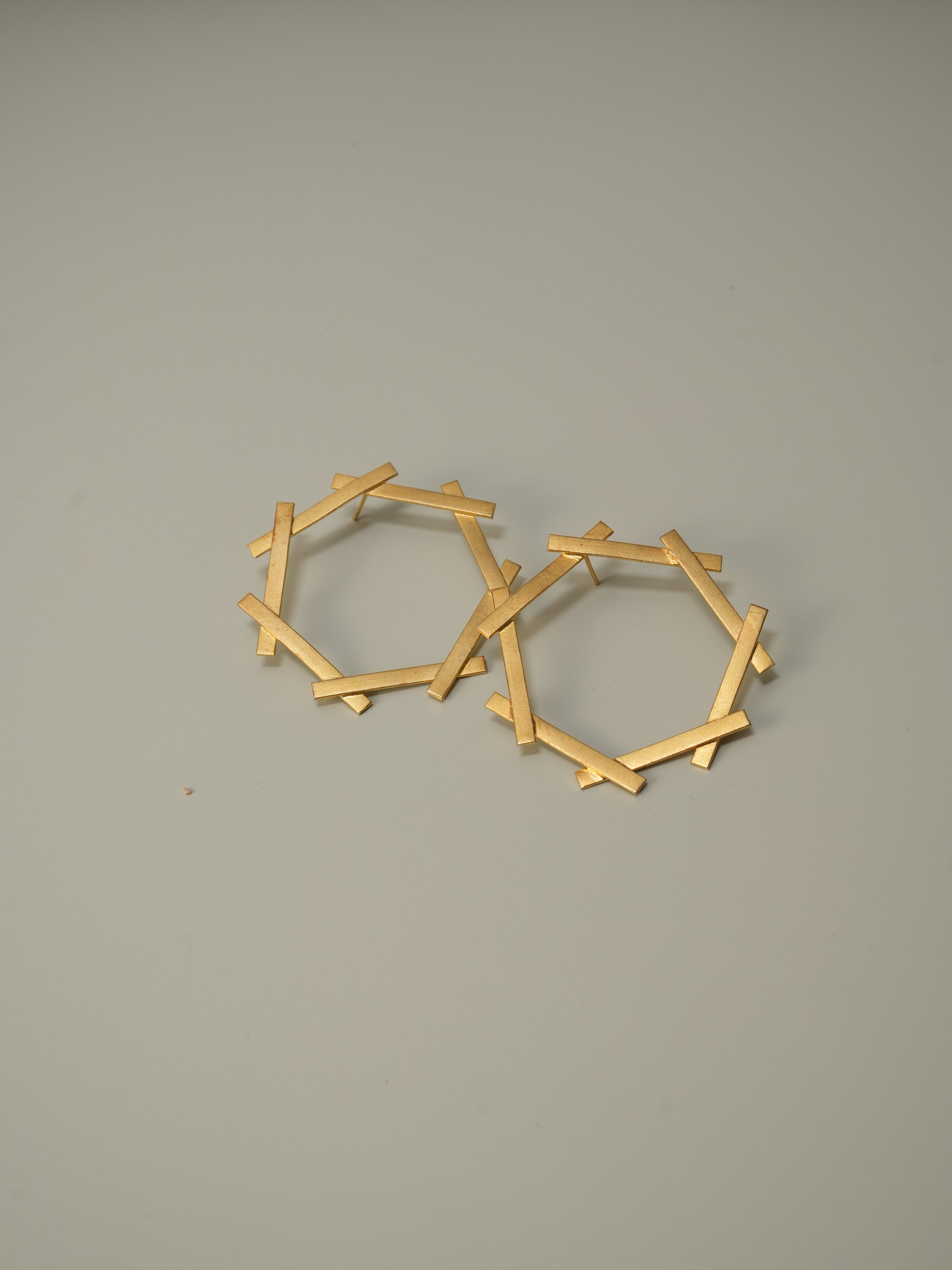 Hexagon stud gold