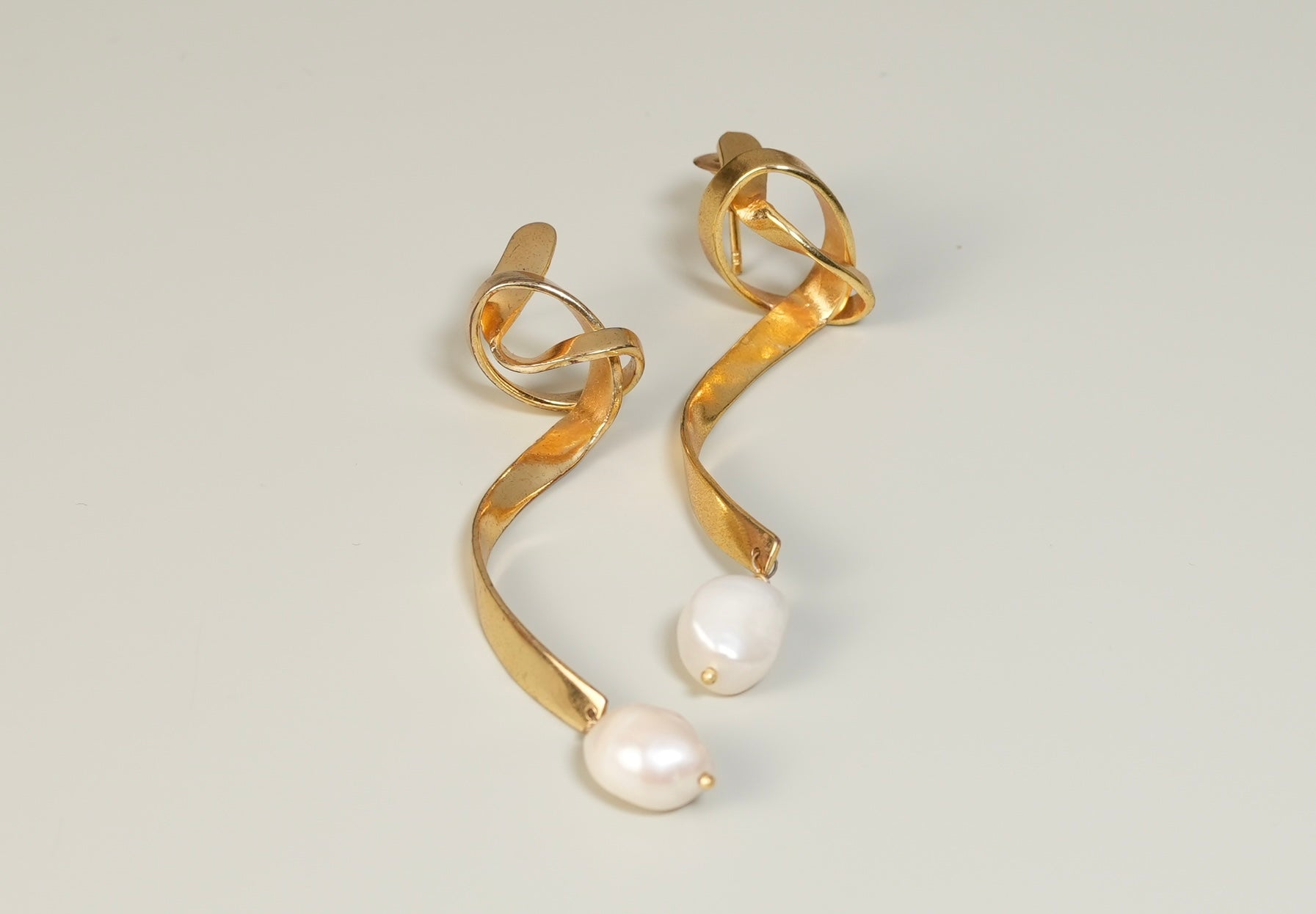 Twist pearl long stud