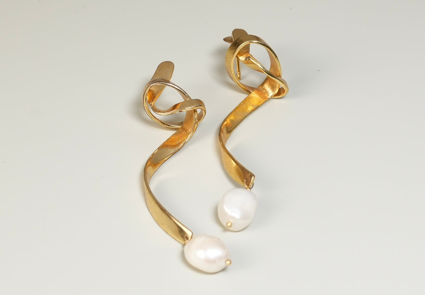 Twist pearl long stud