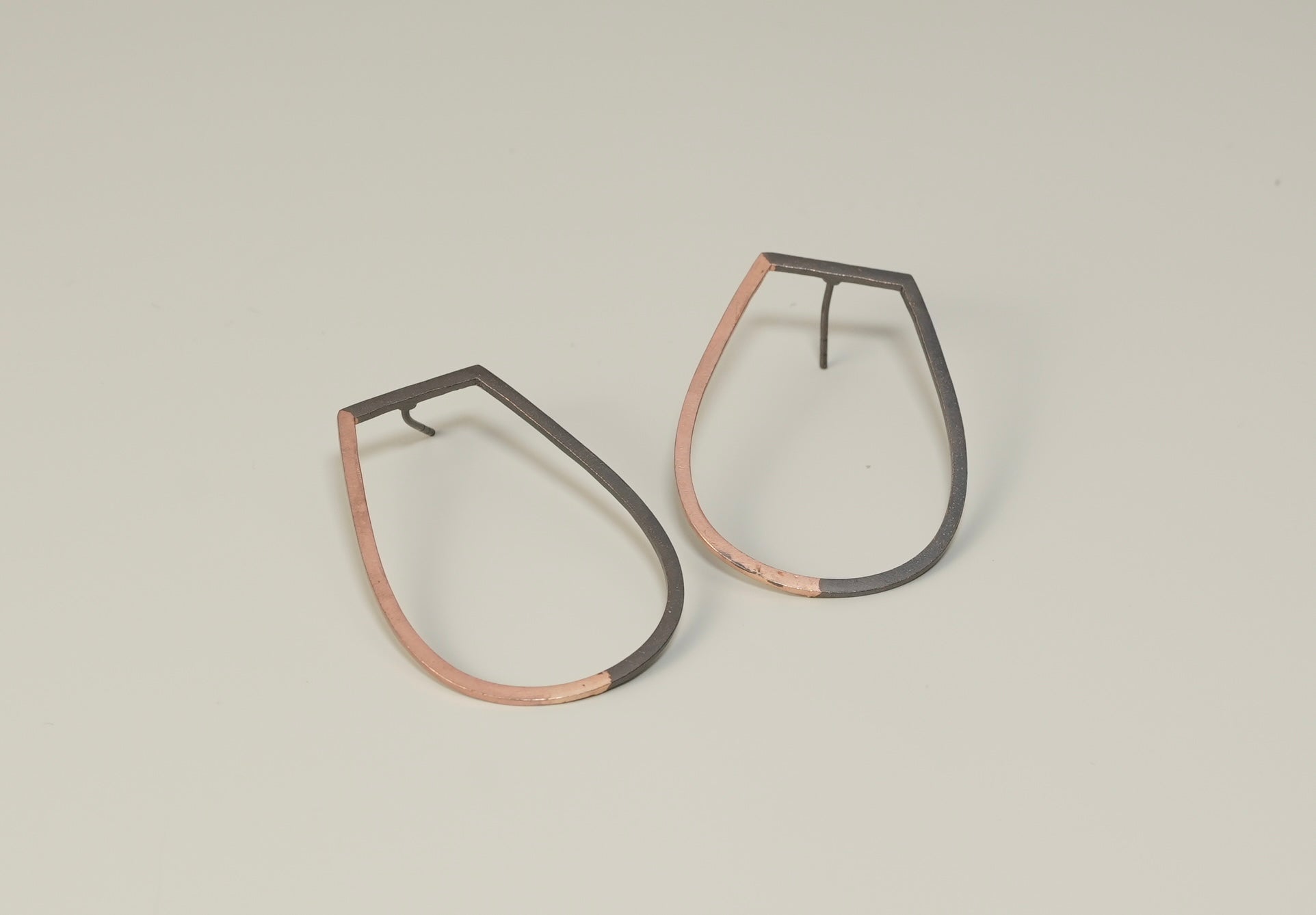 Two tone hallow stud
