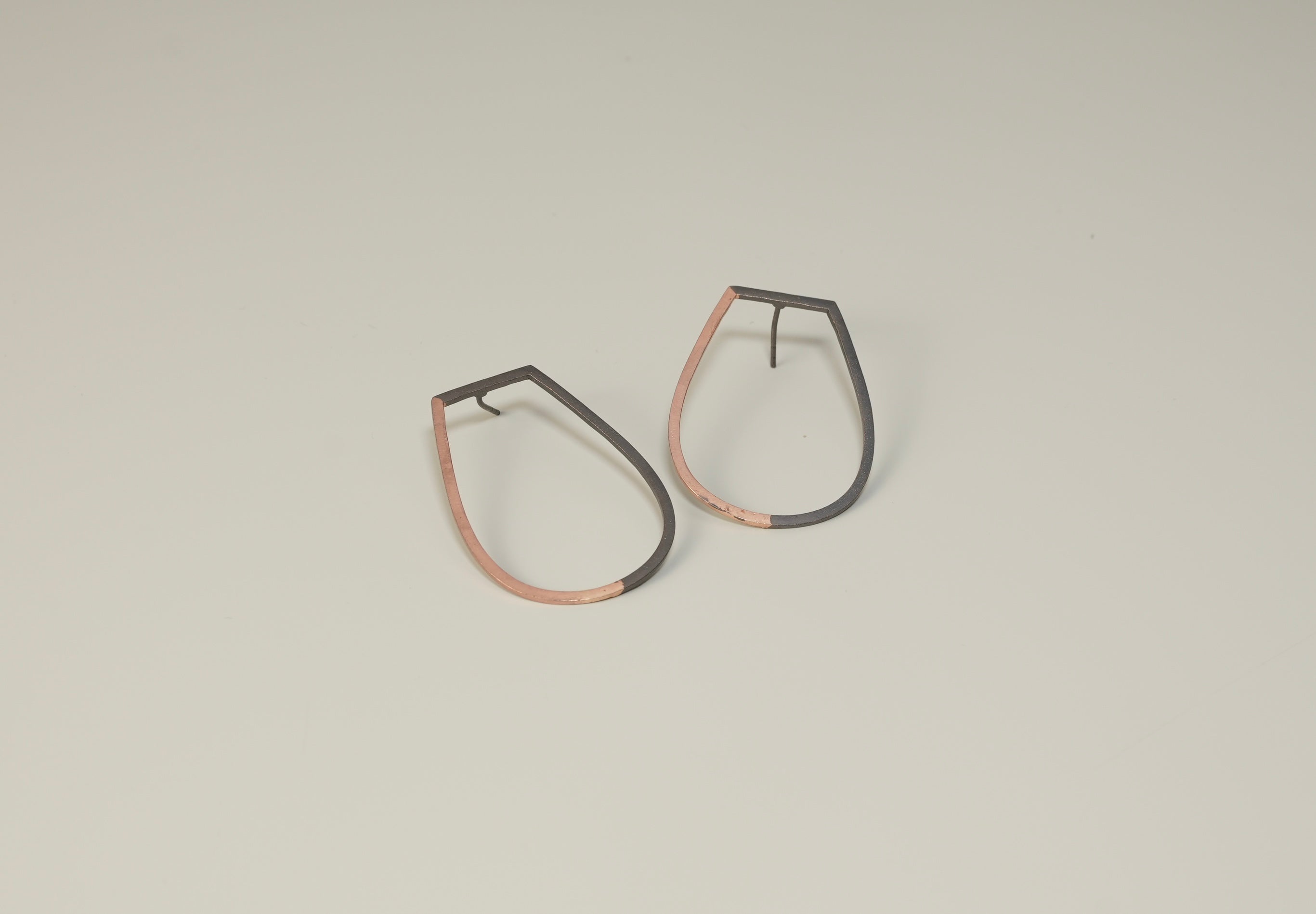 Two tone hallow stud