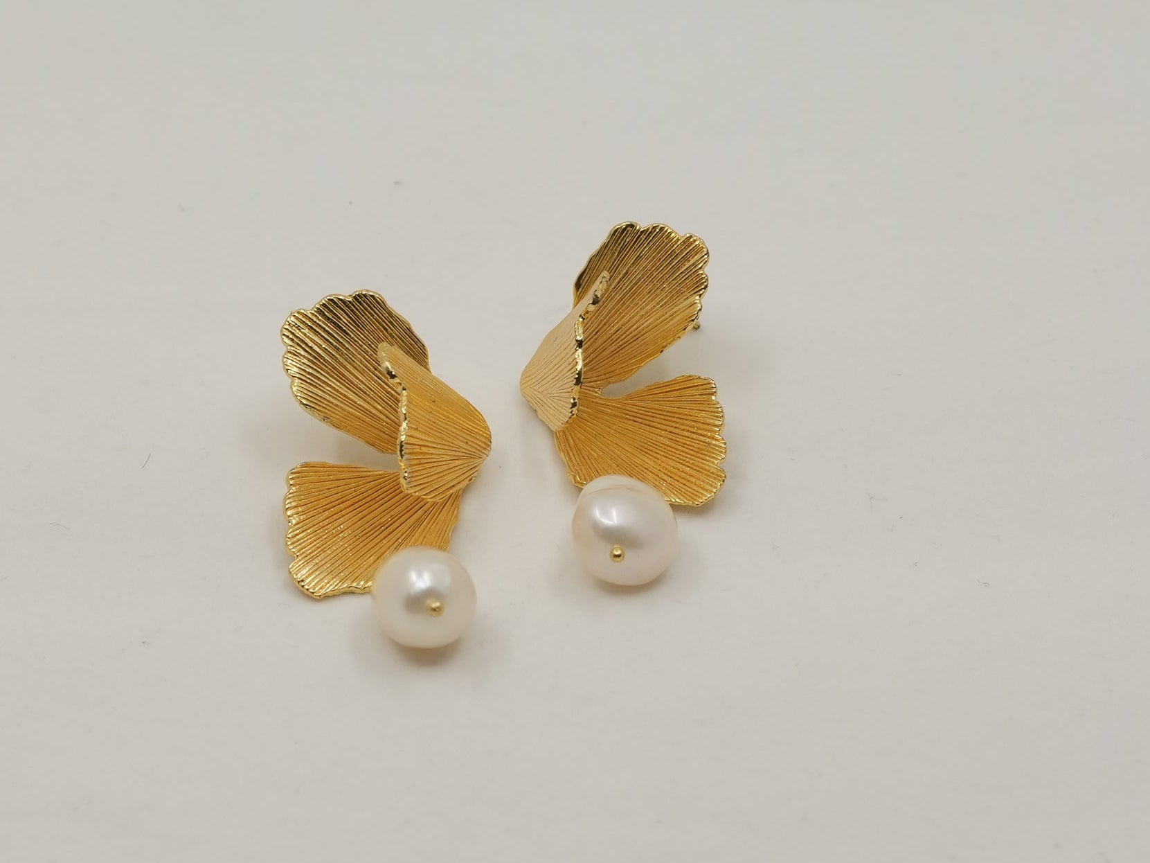 Floral pearl stud earring