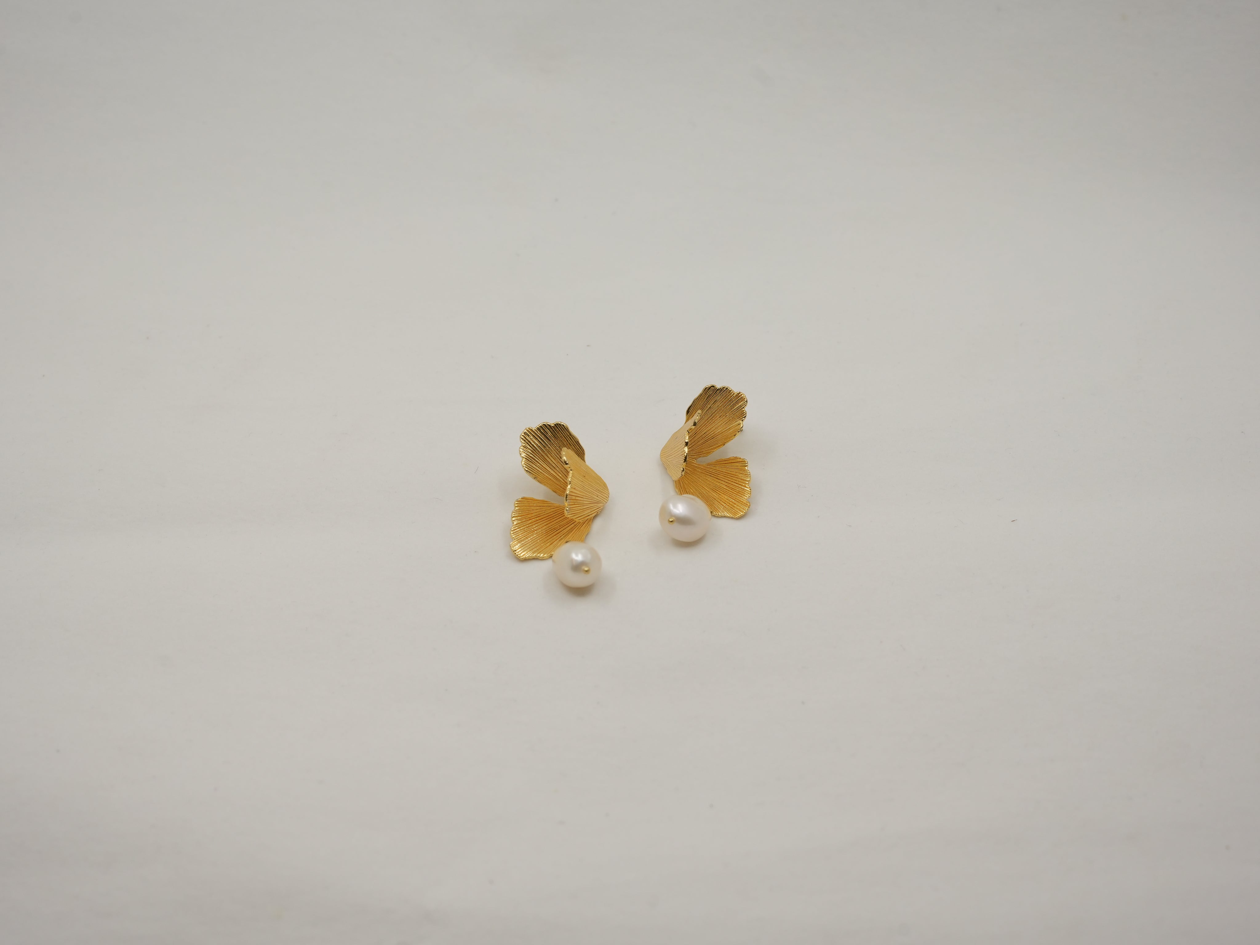 Floral pearl stud earring