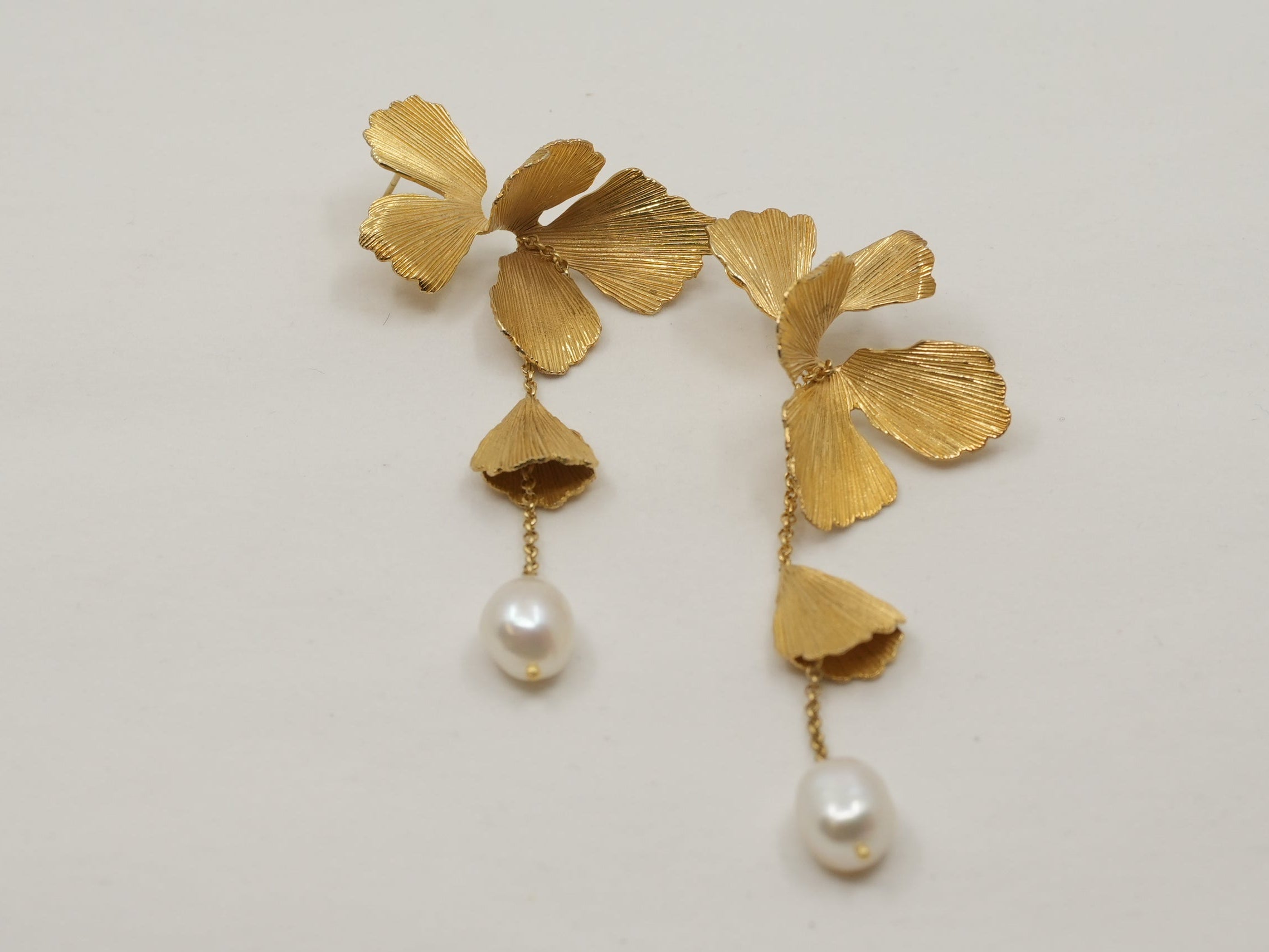 Hanging floral pearl gold earrings