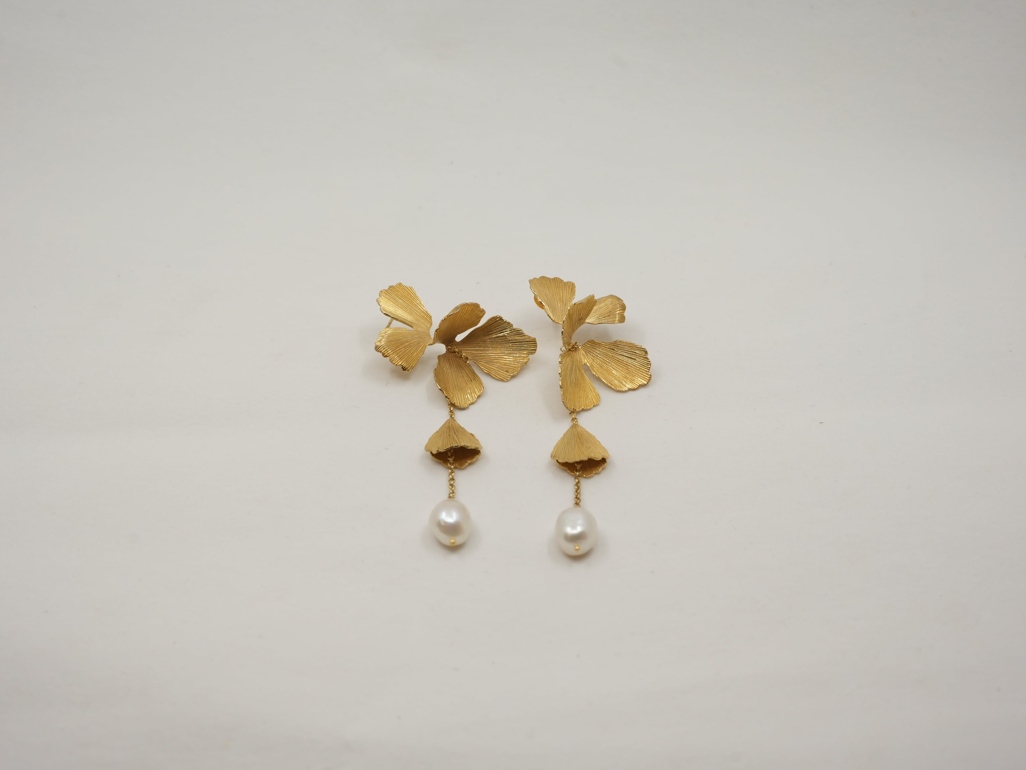 Hanging floral pearl gold earrings