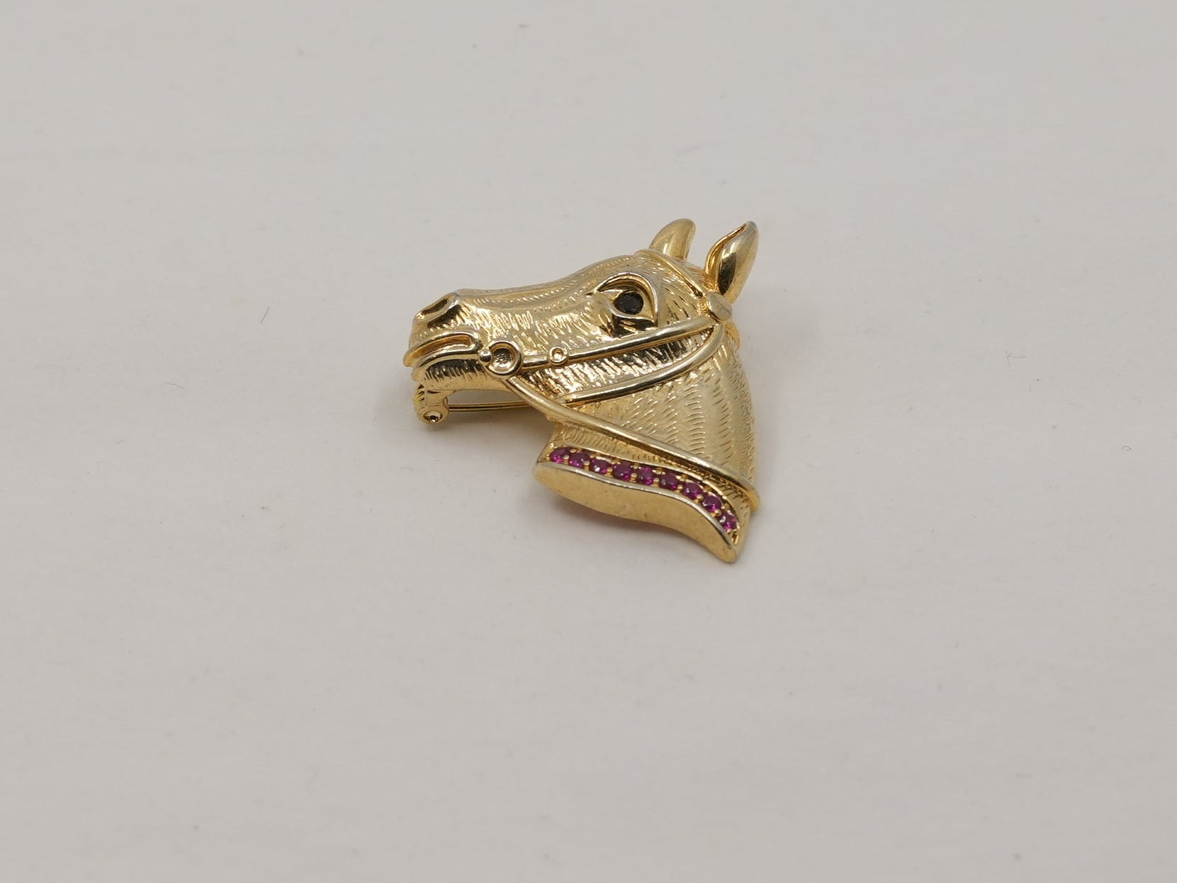 Horse brooch golden