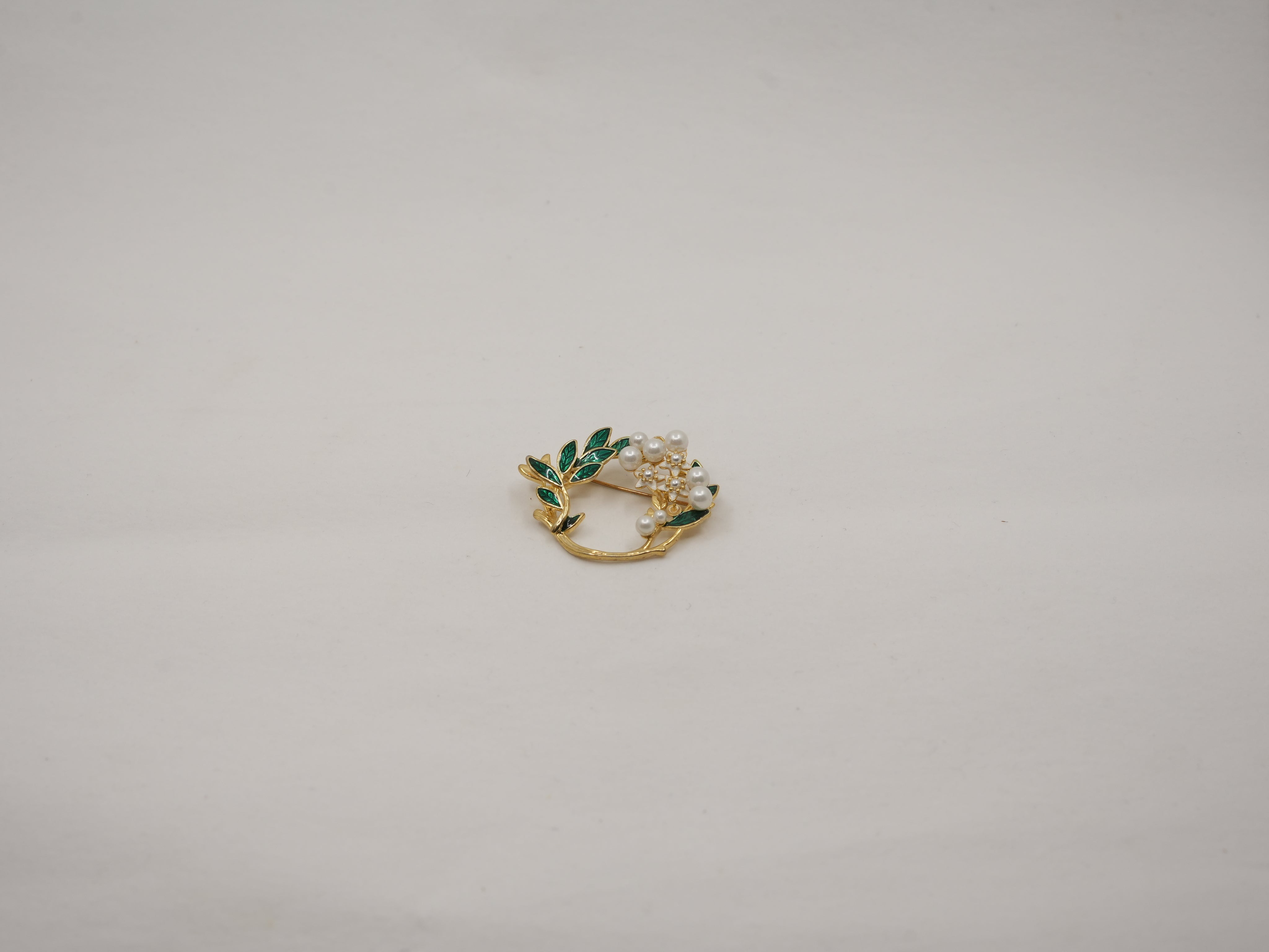 Floral crown brooch