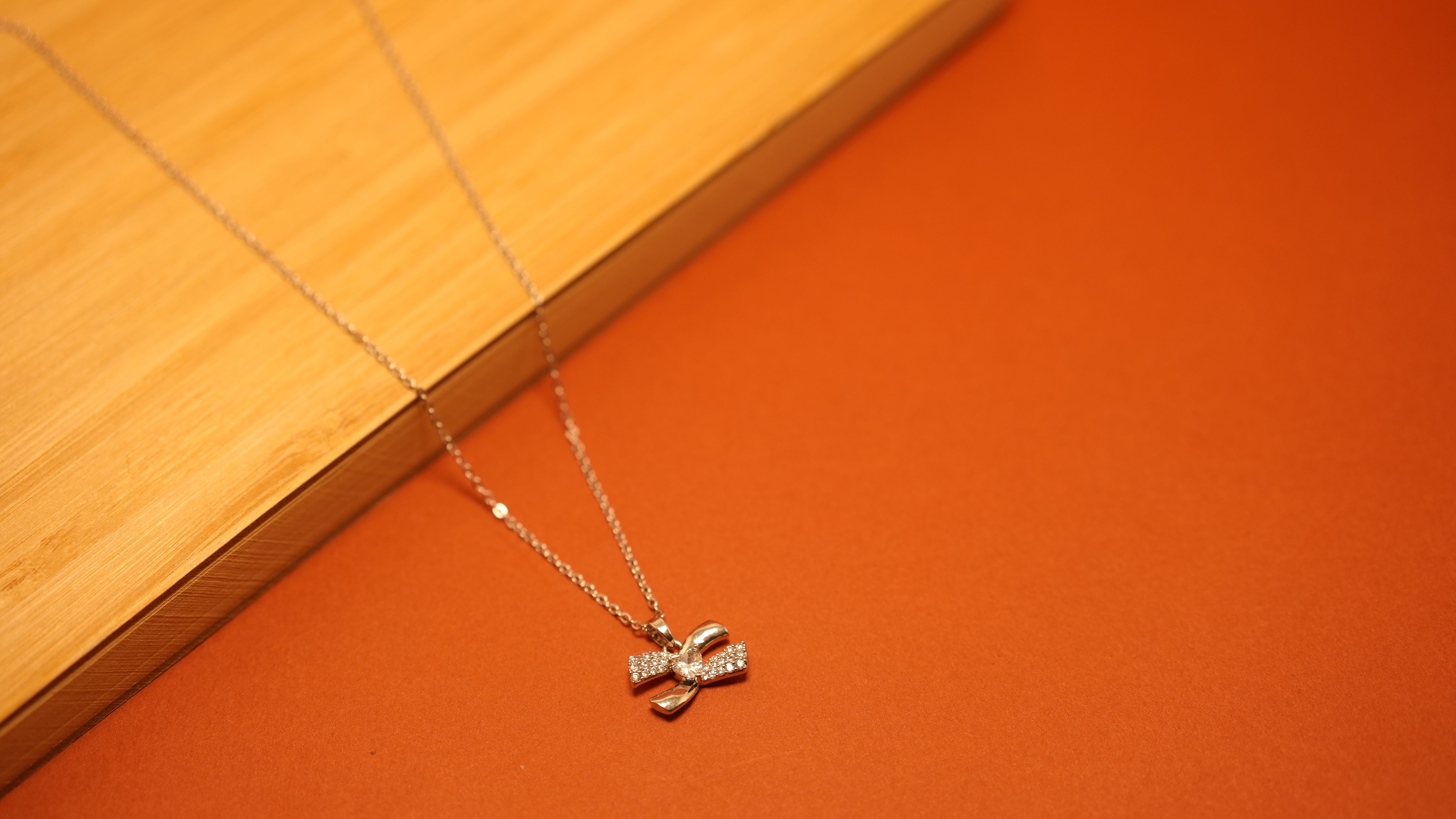 Radiant ribbon Rosegold necklace