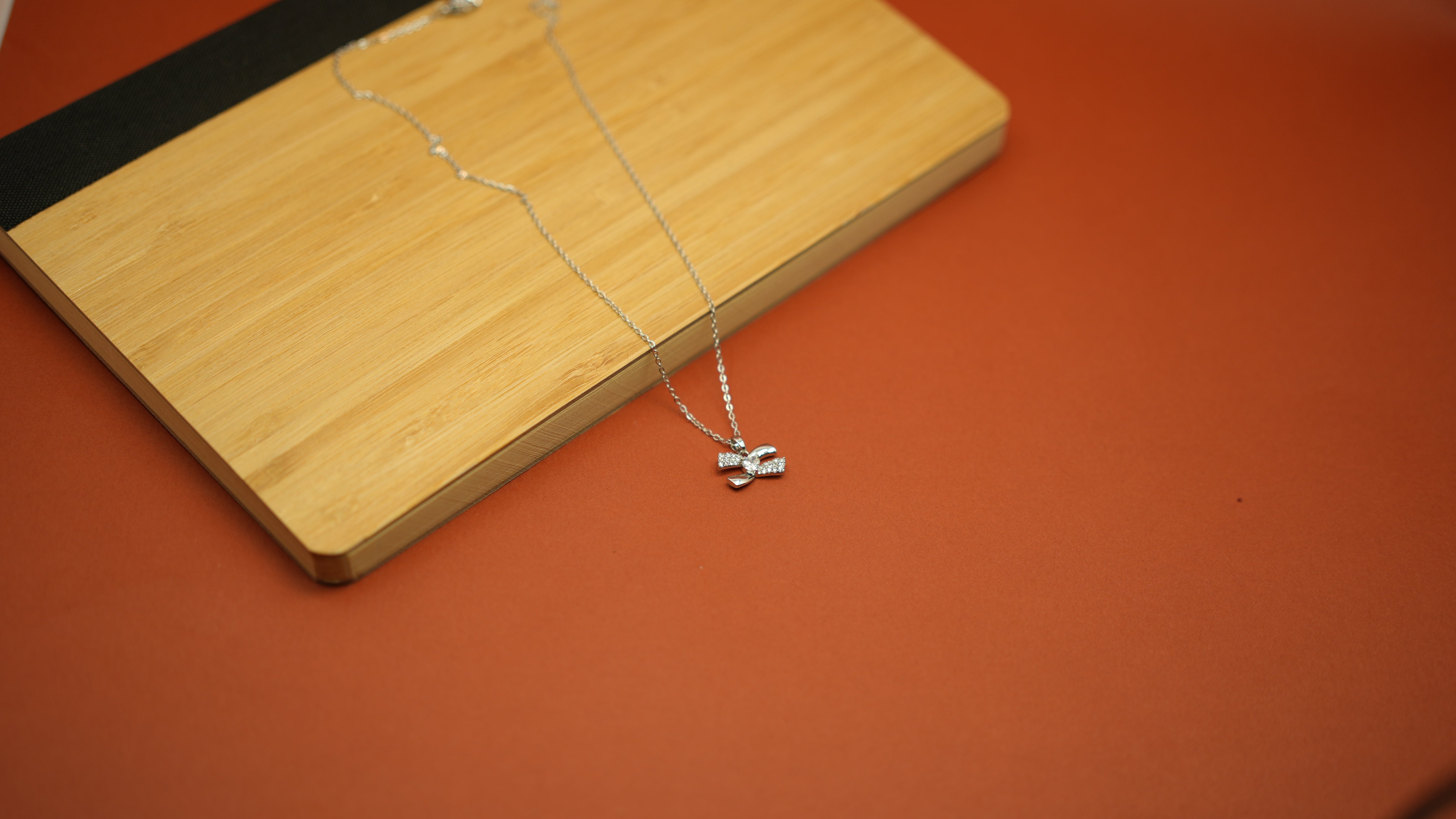 Radiant ribbon Silver necklace