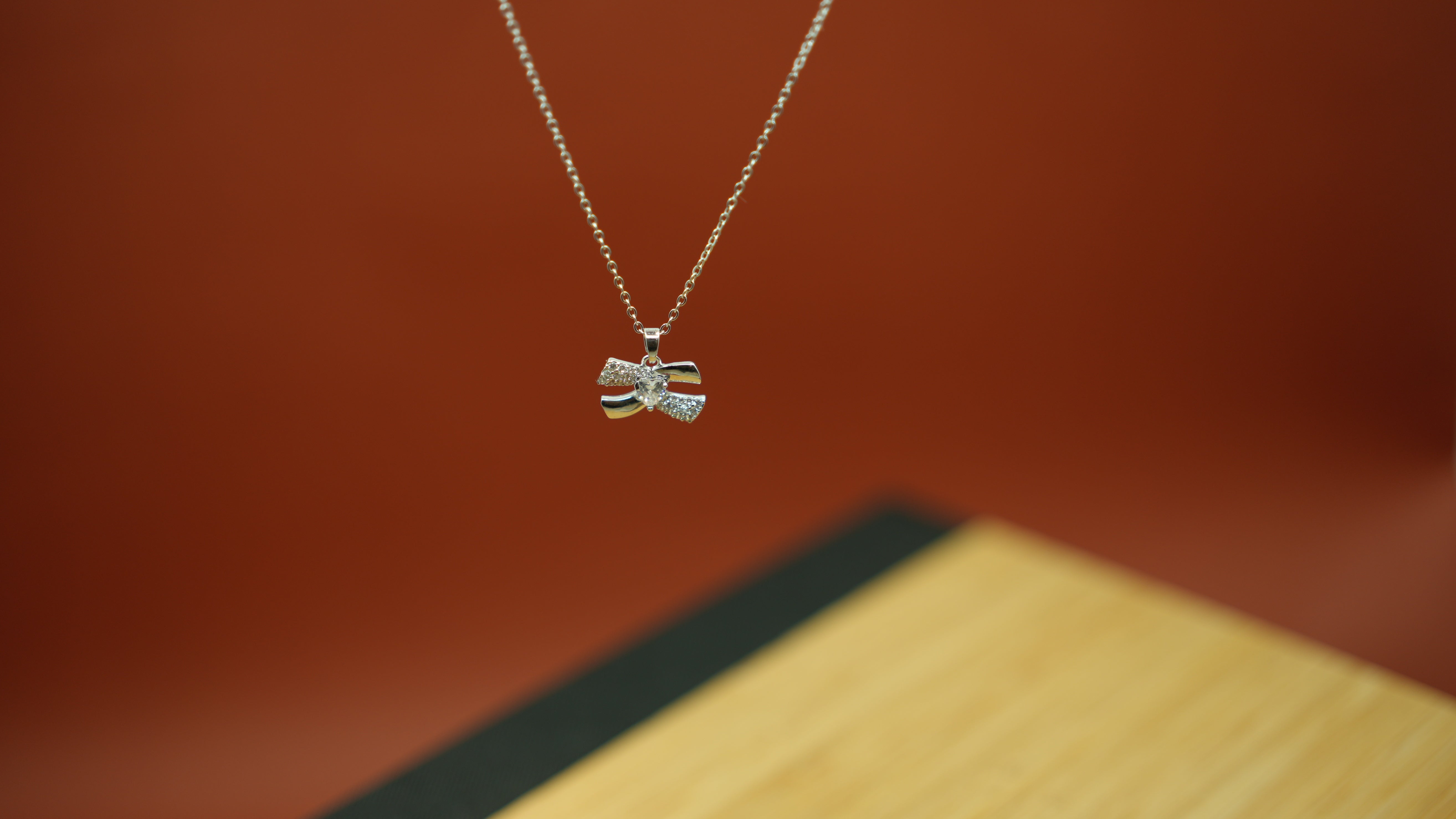 Radiant ribbon Silver necklace