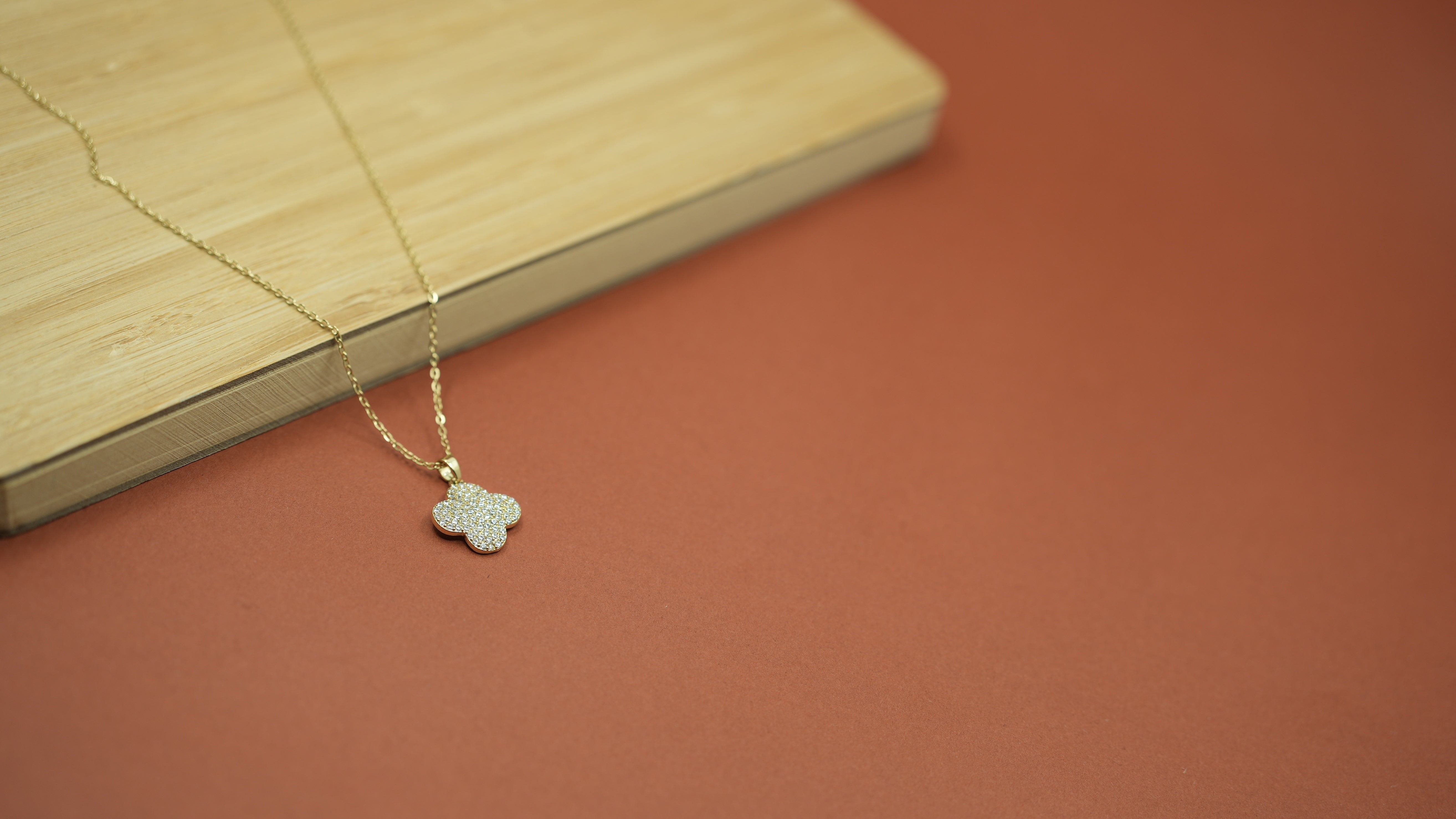 Clovera Gold studded necklace