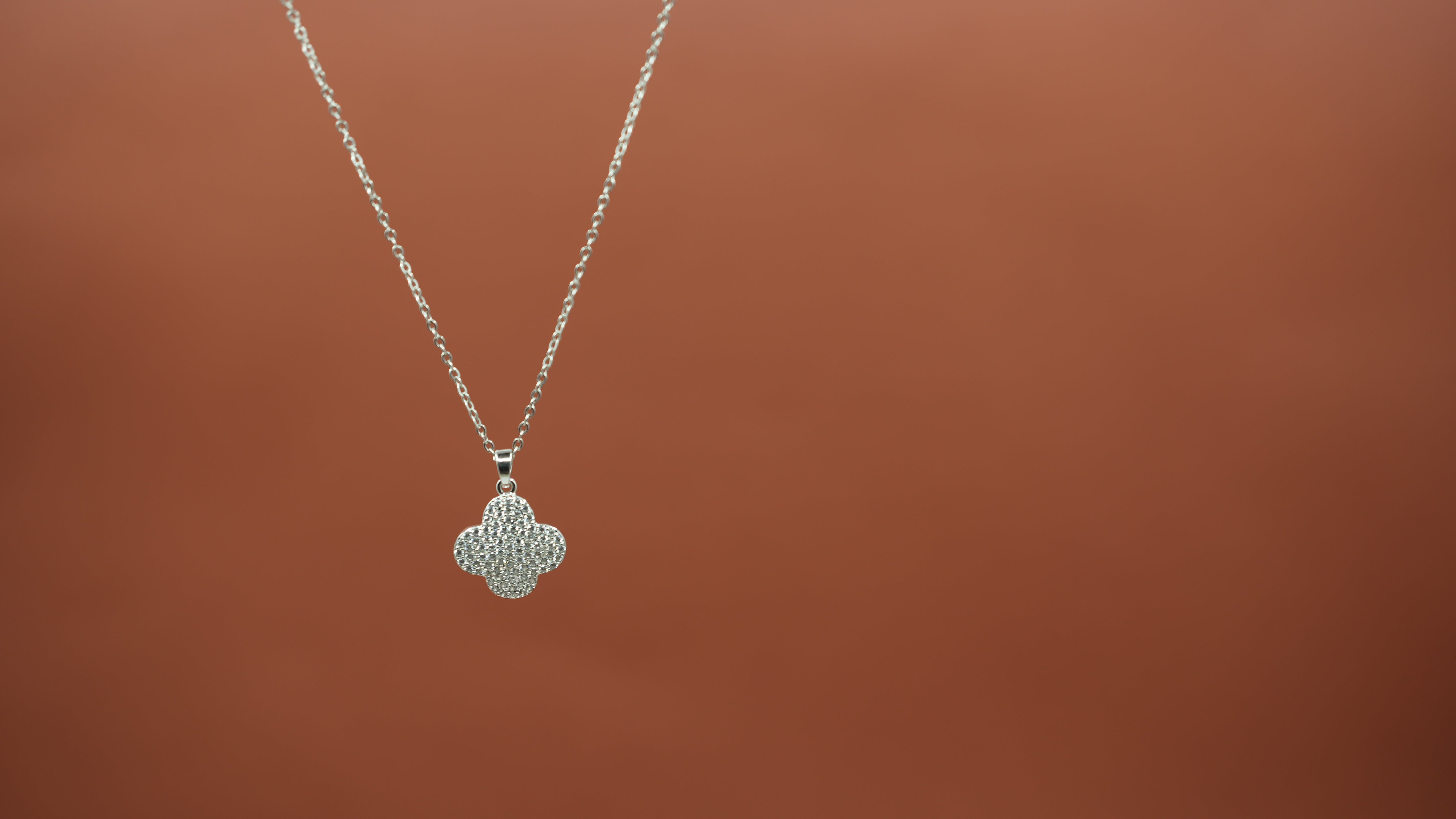 Clovera Gold studded necklace