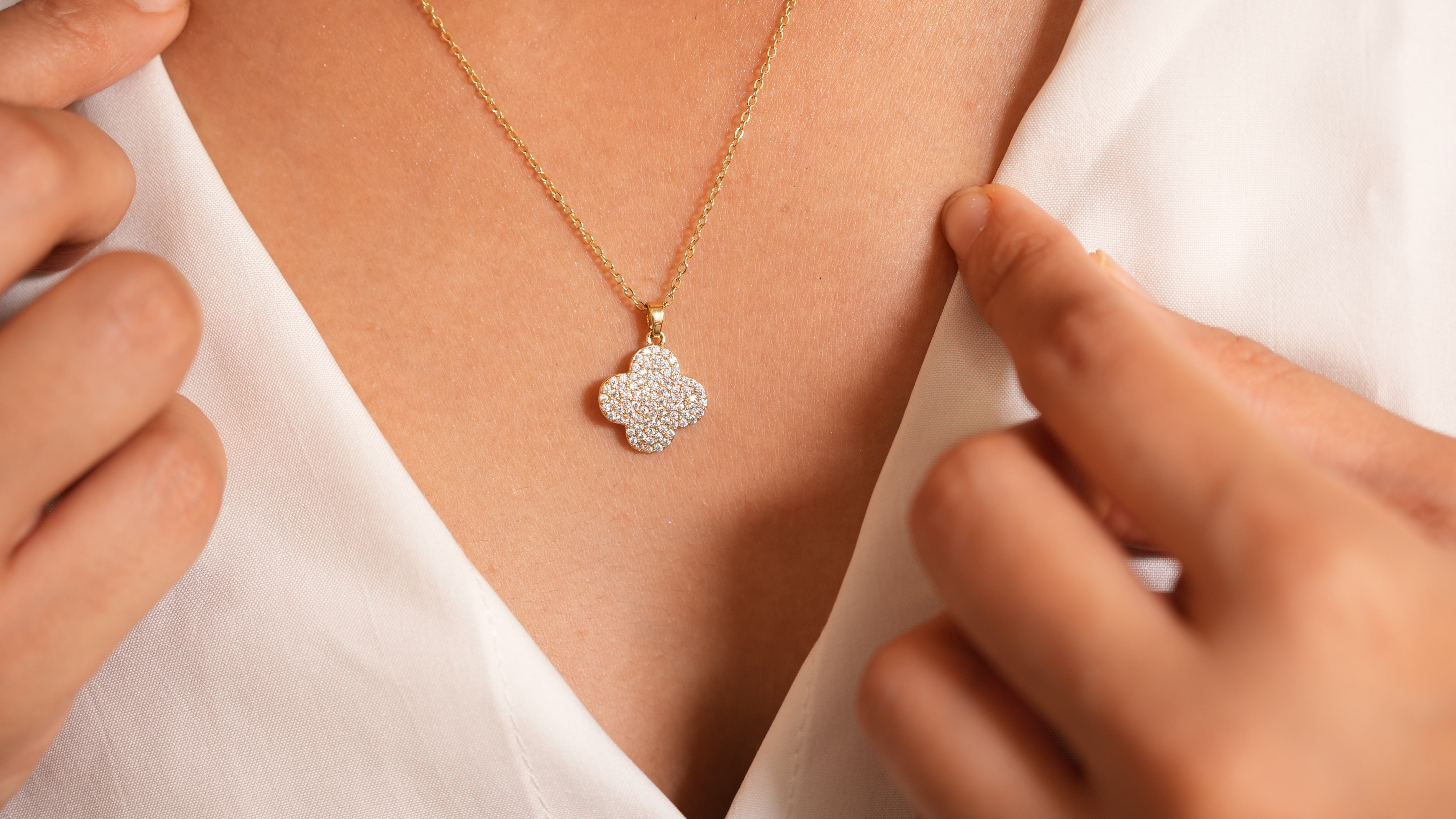 Clovera Gold studded necklace