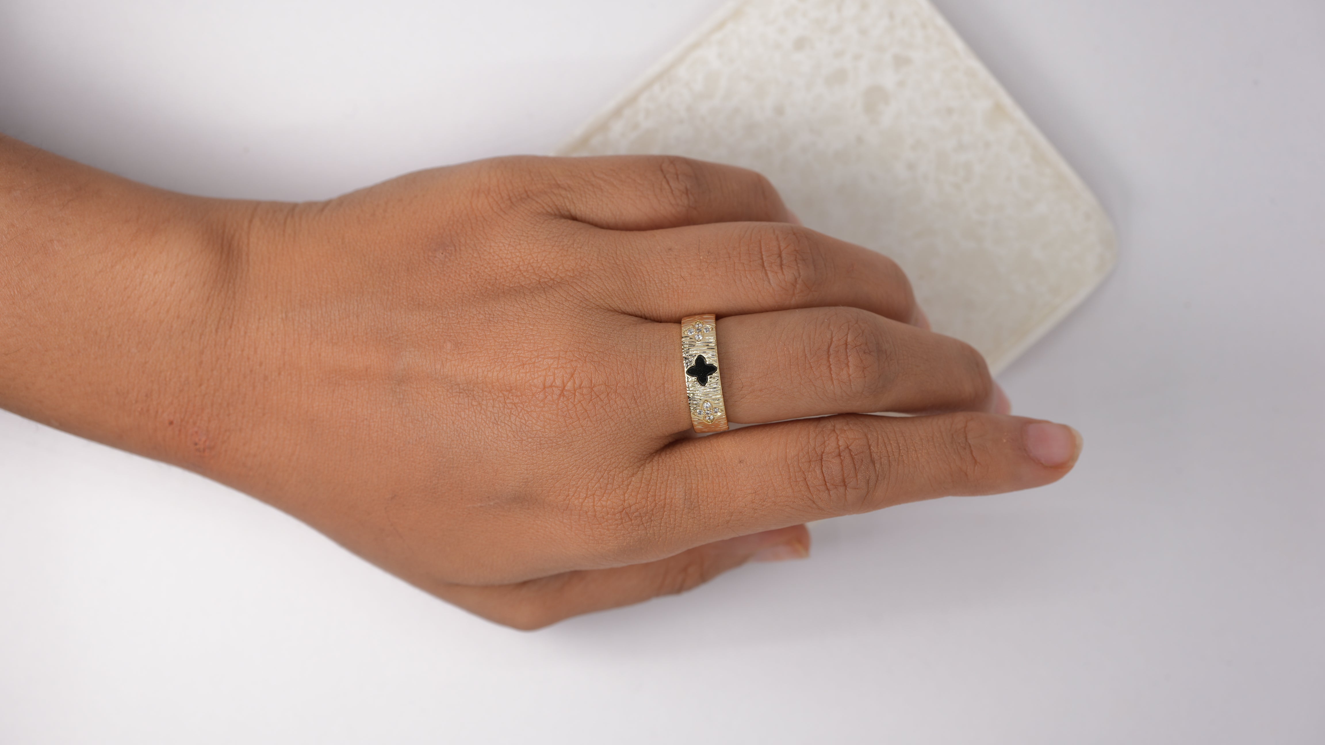 Clover Band Thick Black Ring