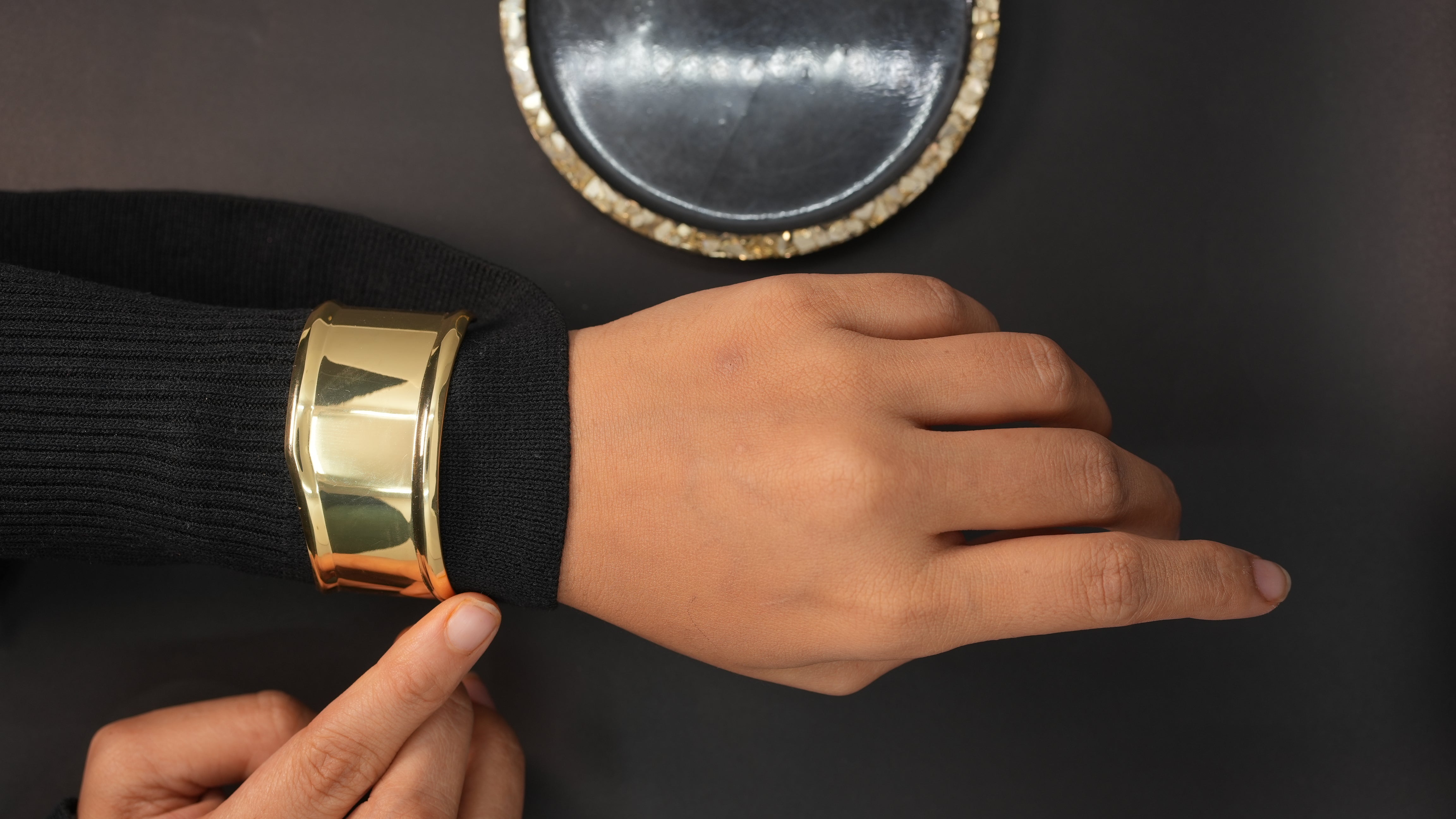 Aurum curve gold bold cuff