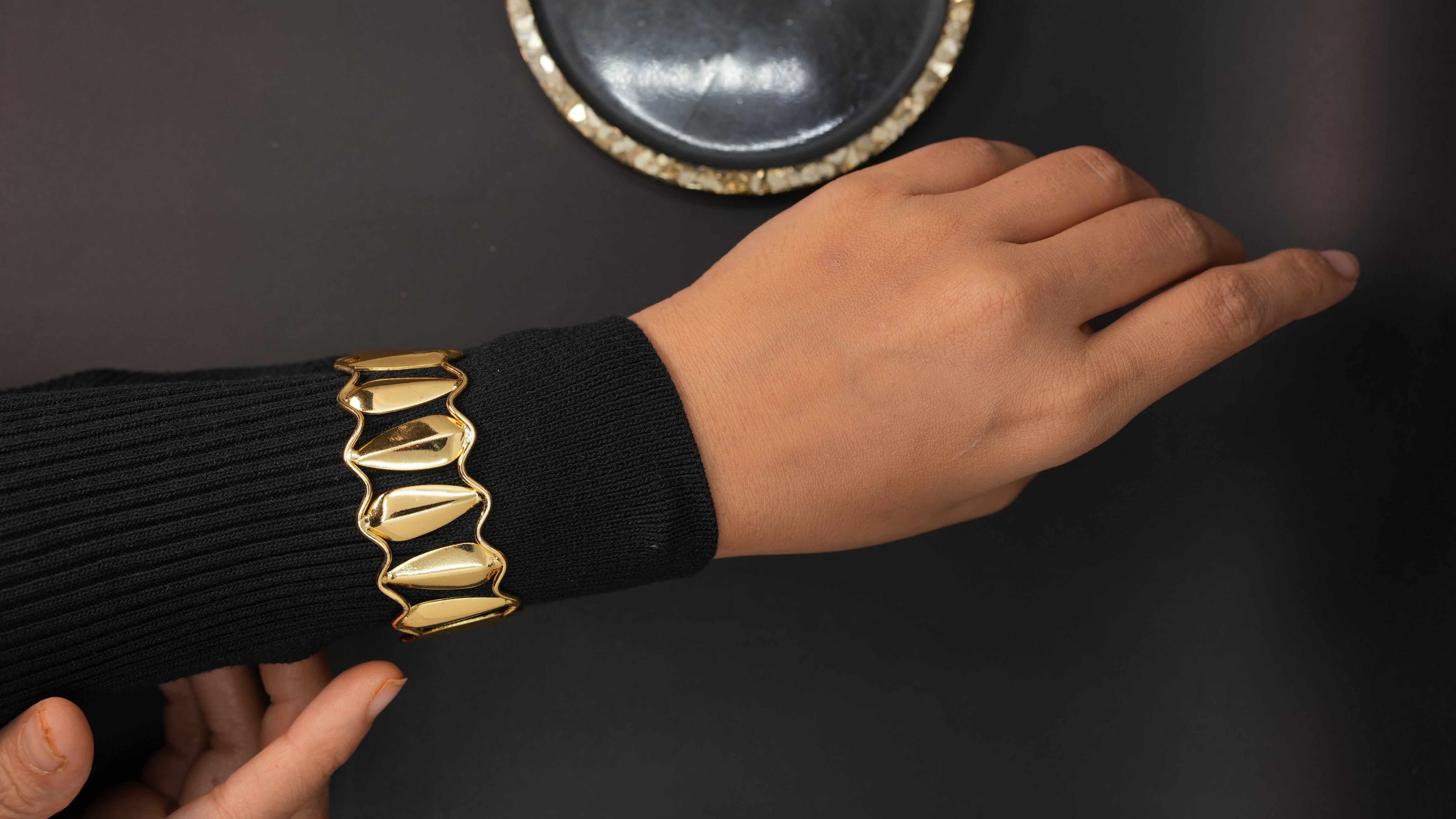 Echoleaf cuff