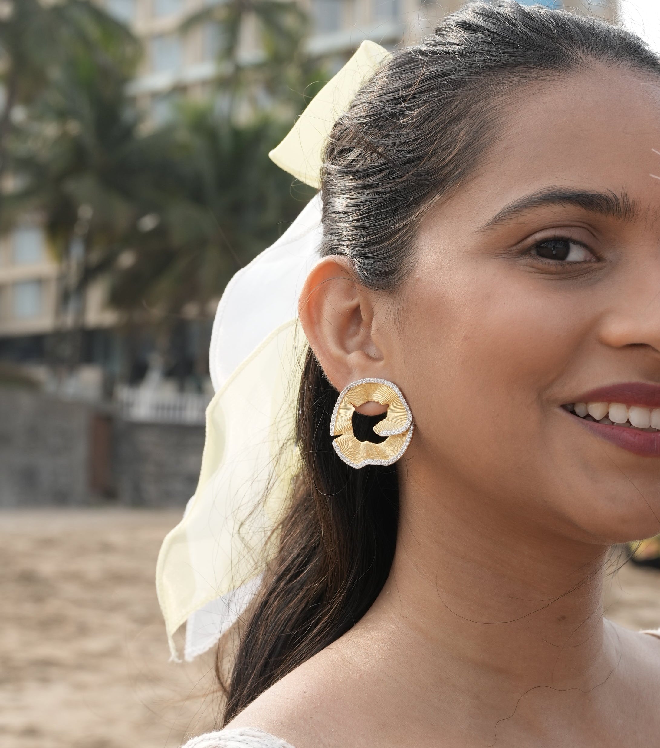 The shaving swirl stud white