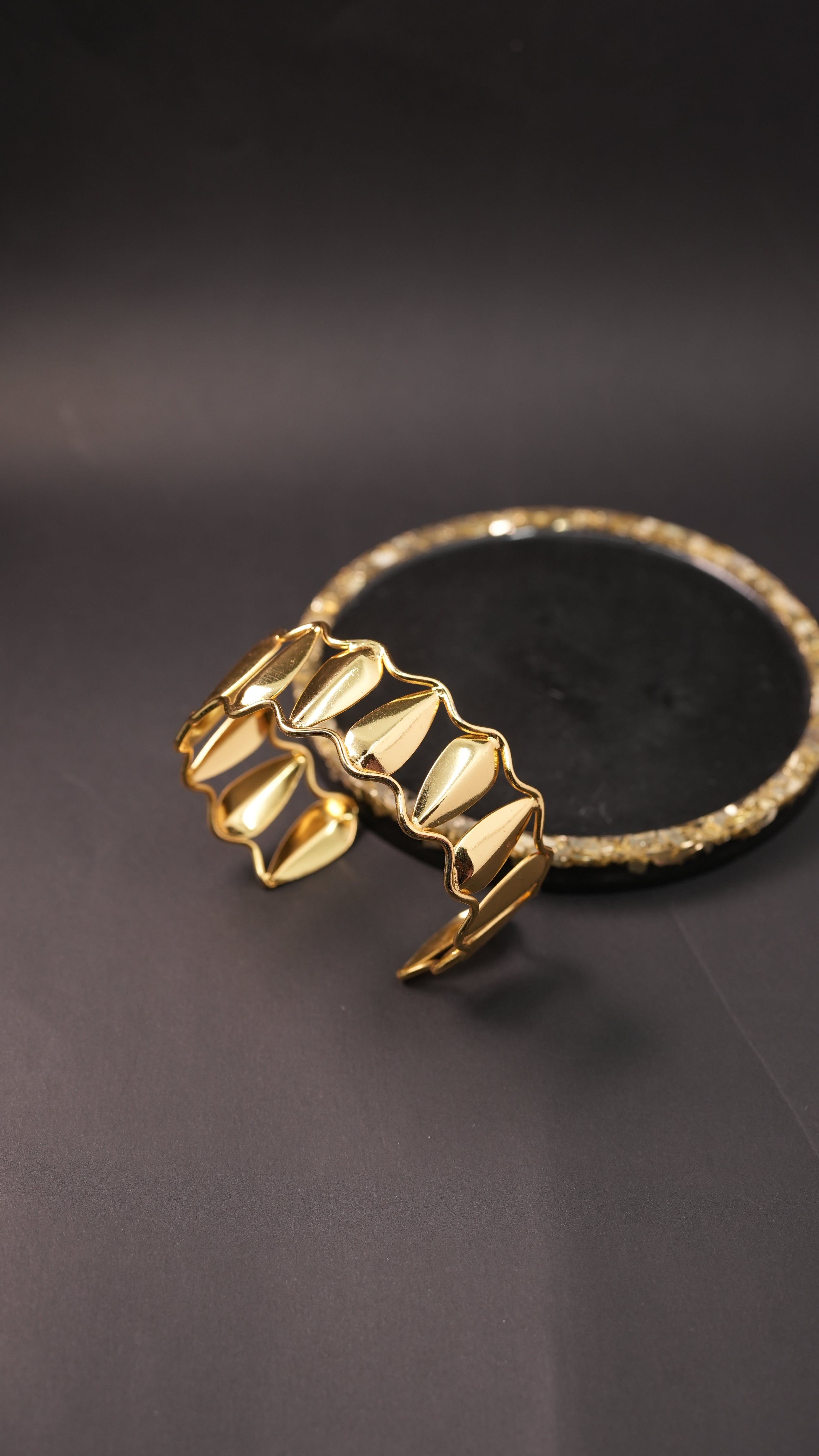 Echoleaf cuff