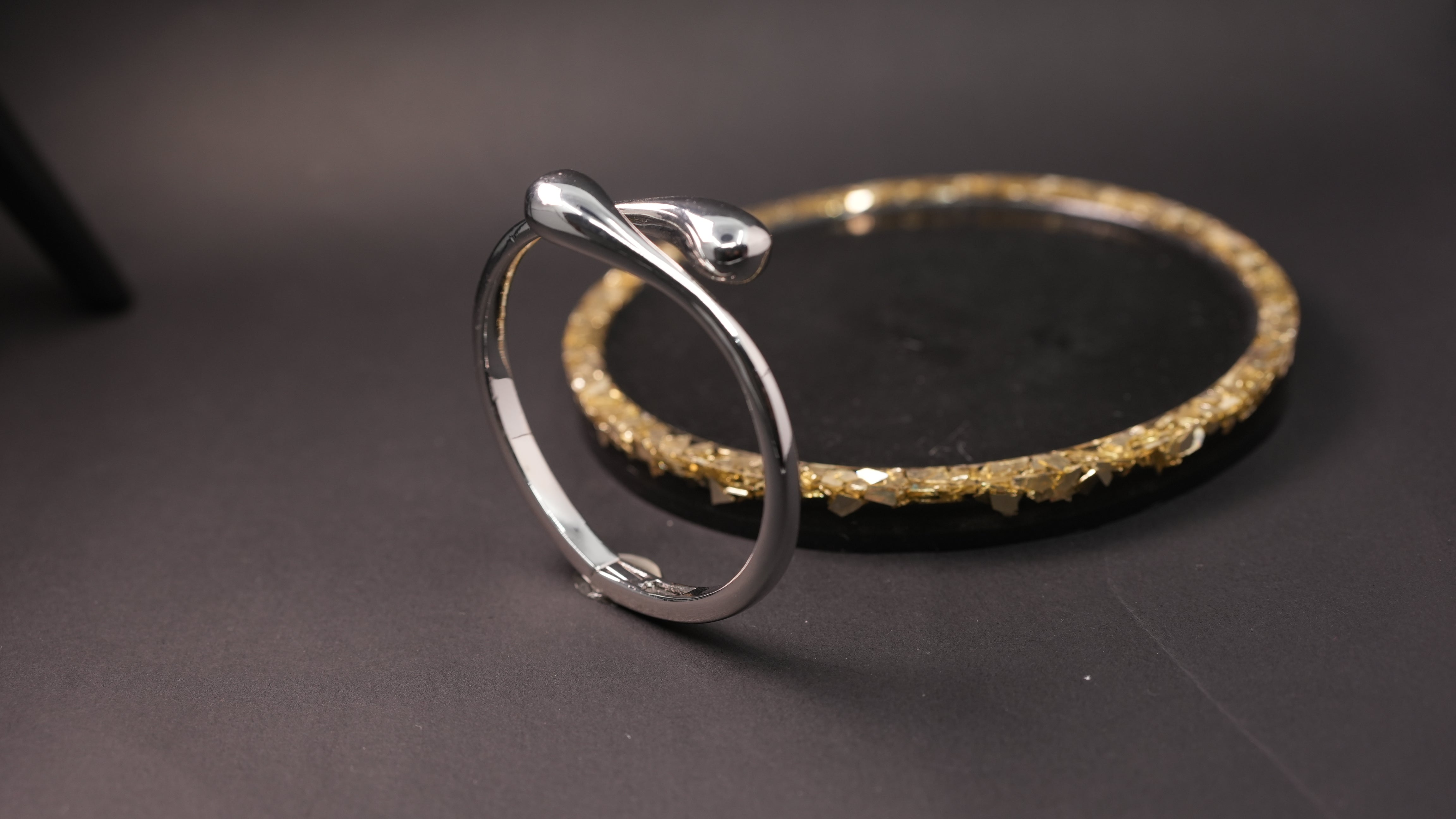 Hug Silver cuff