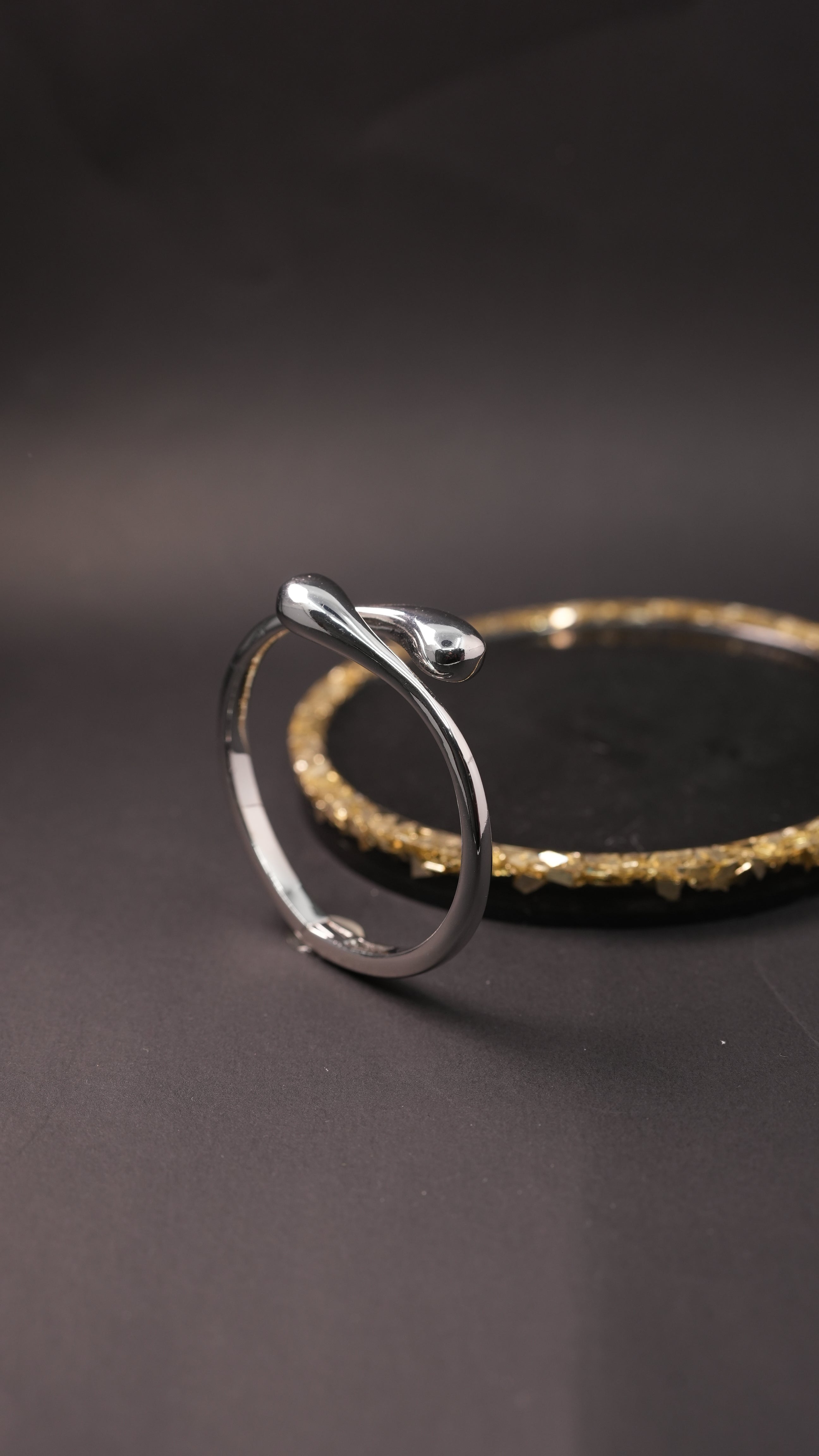 Hug Silver cuff
