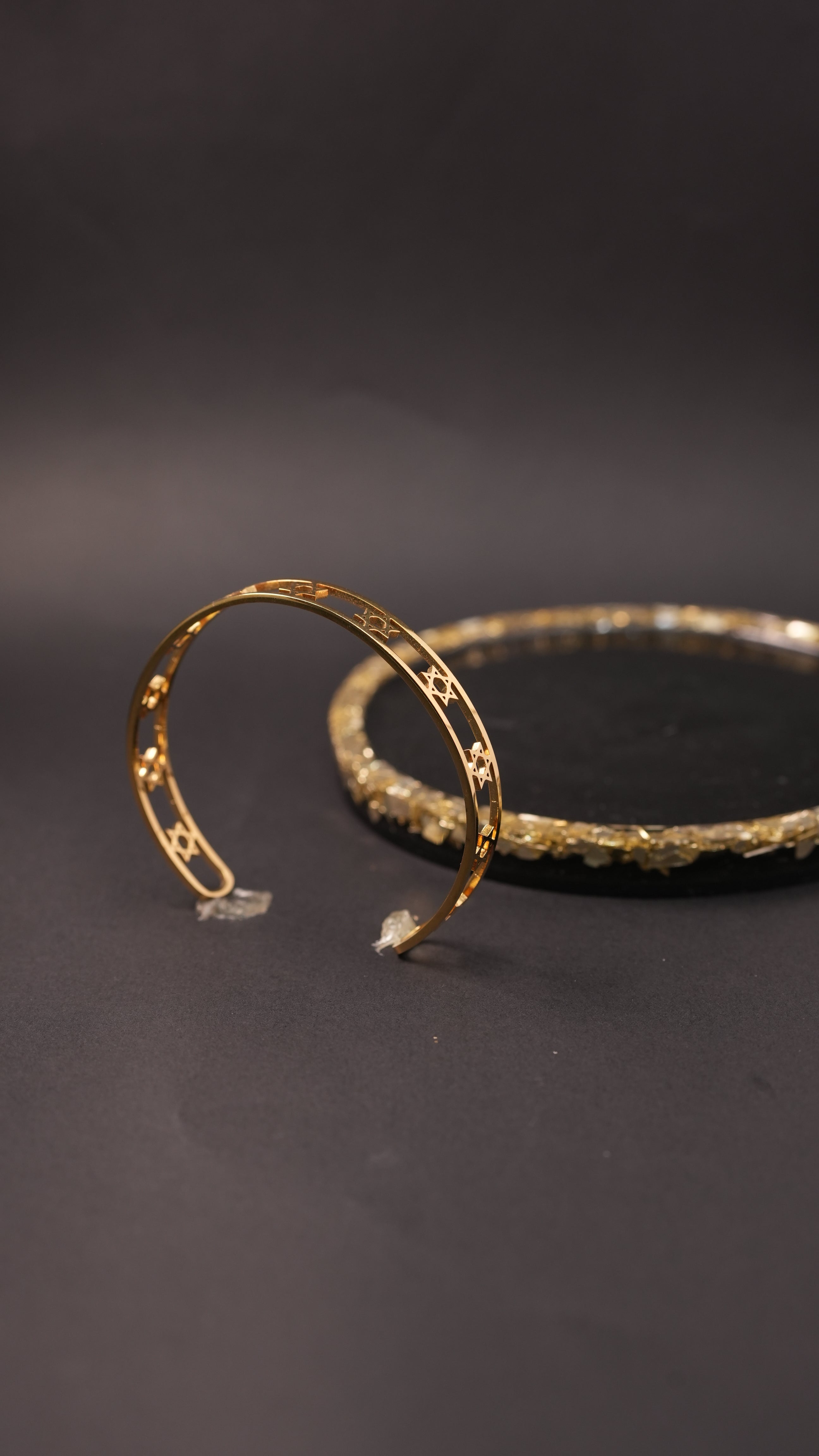 Hollow sun cuff