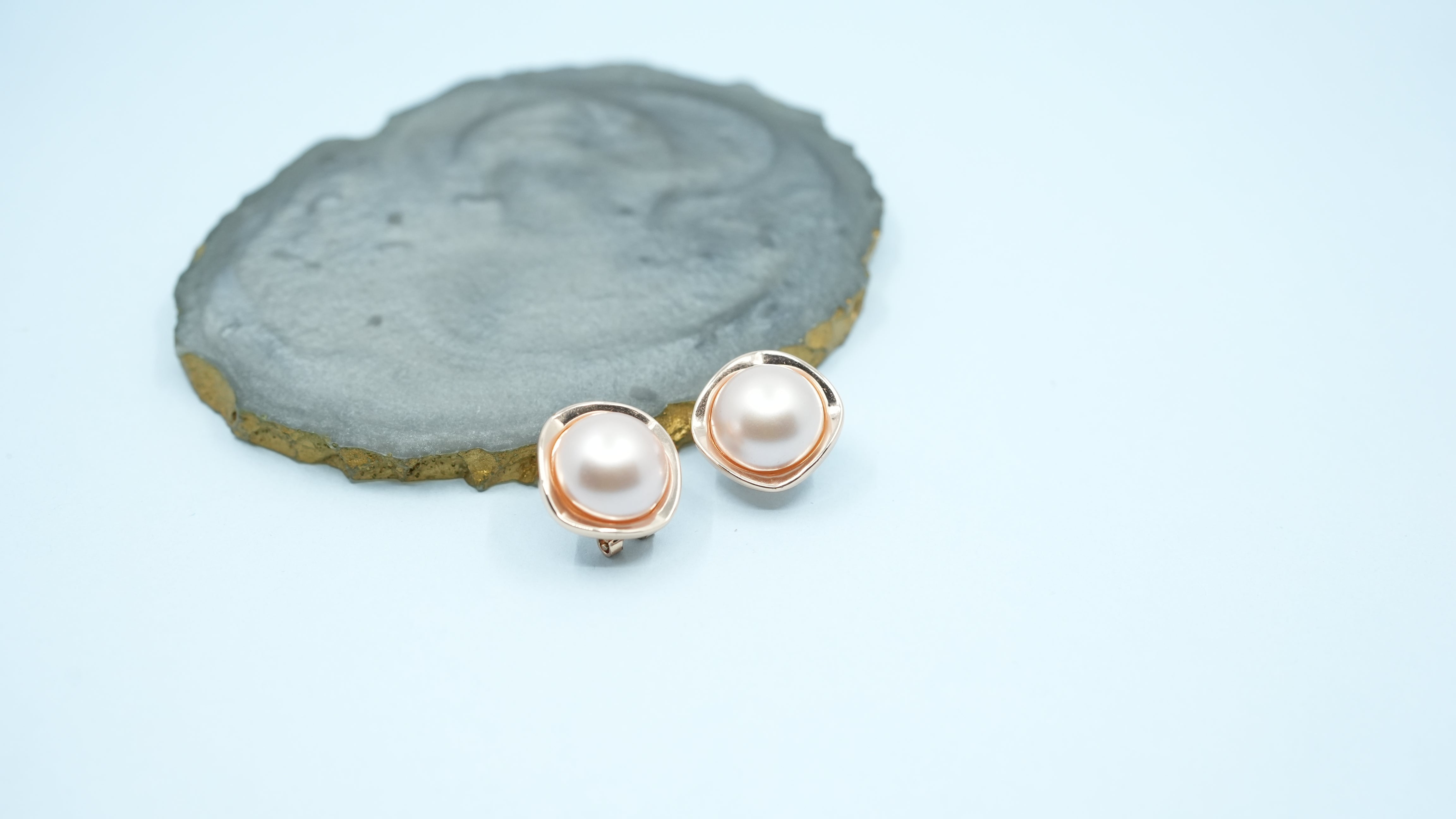 Rosegold brim pearl stud