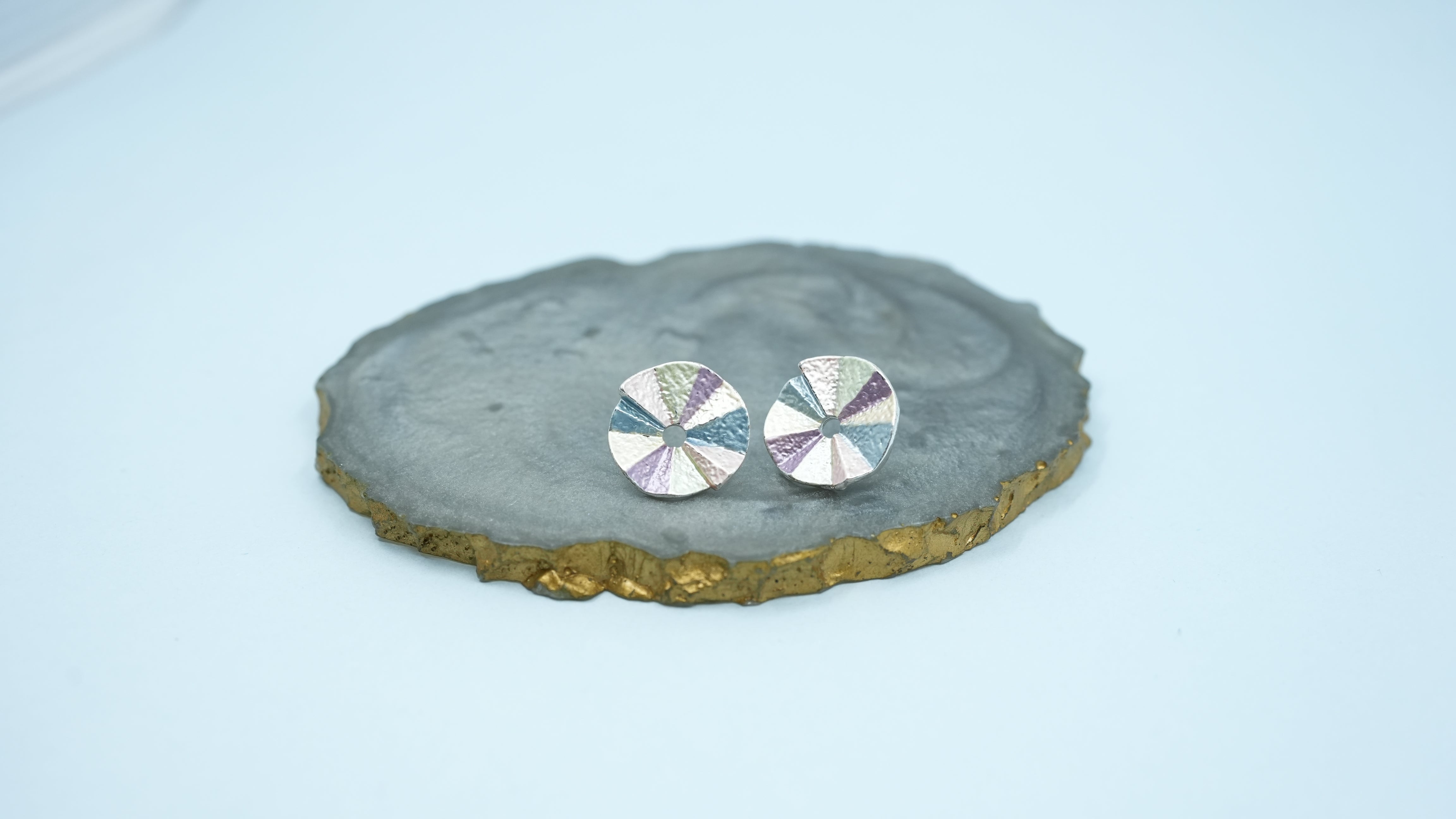Iridescent pinwheel stud
