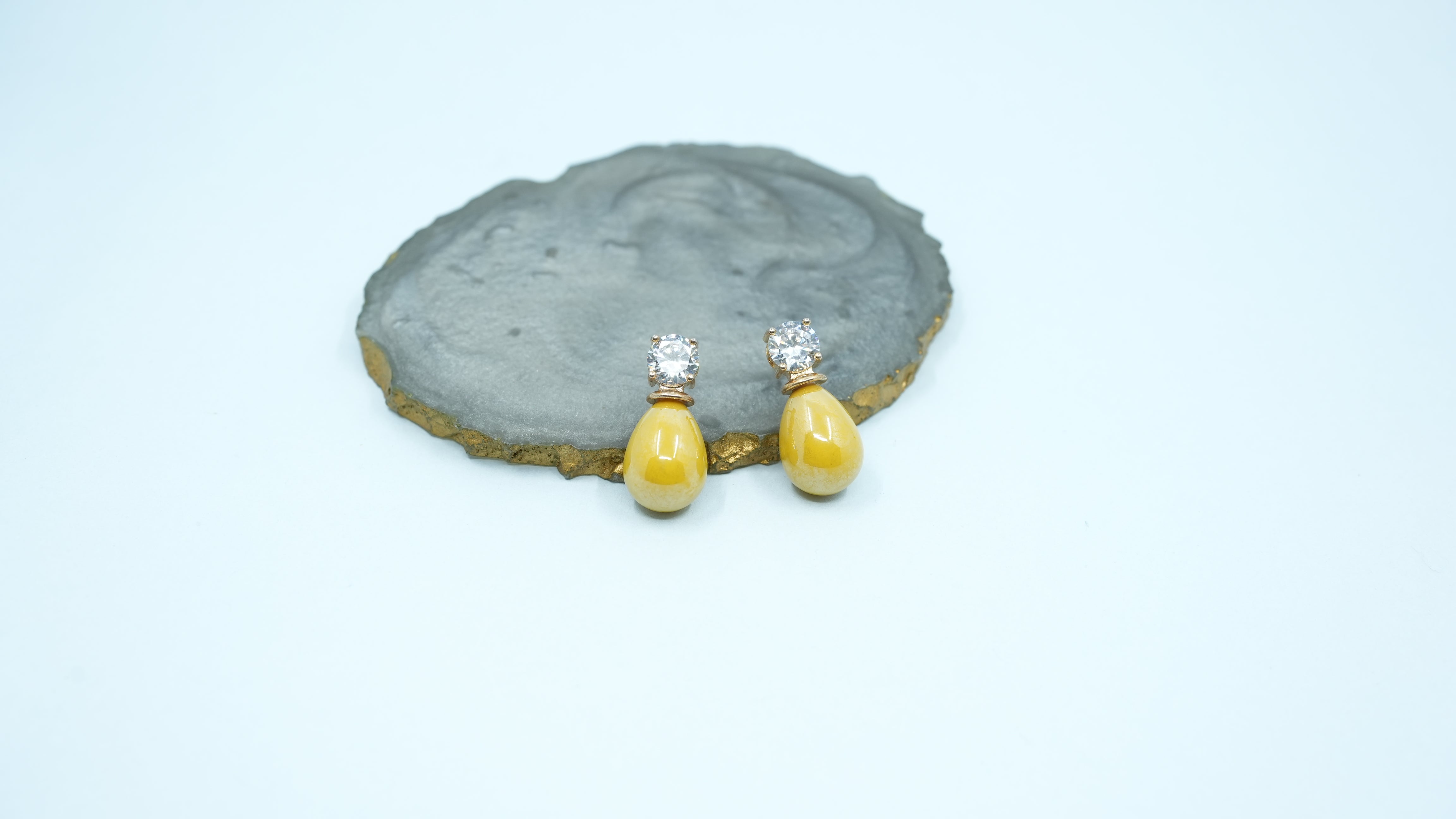 Yellow Maria drops circle