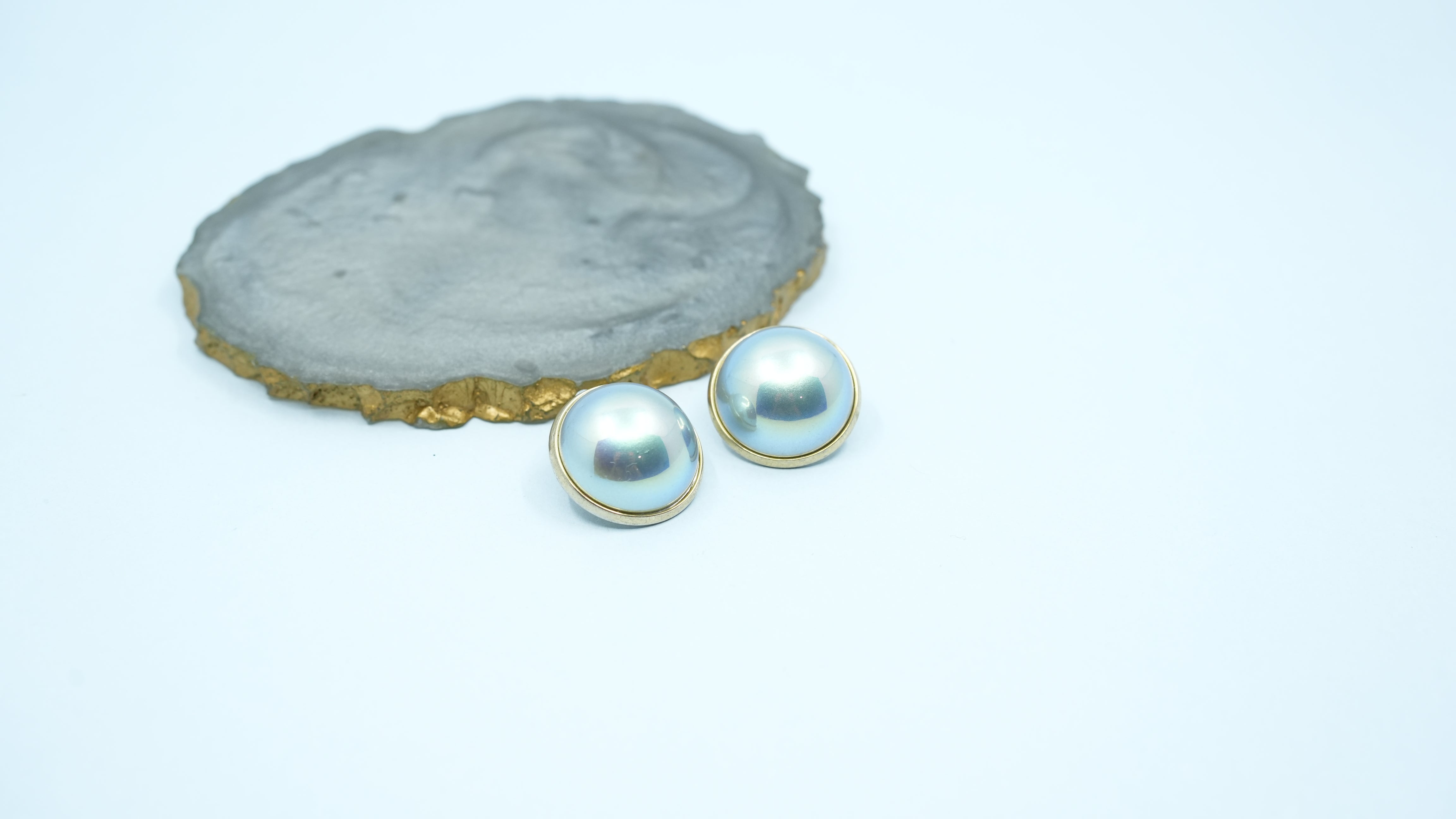 Greyish half pearl