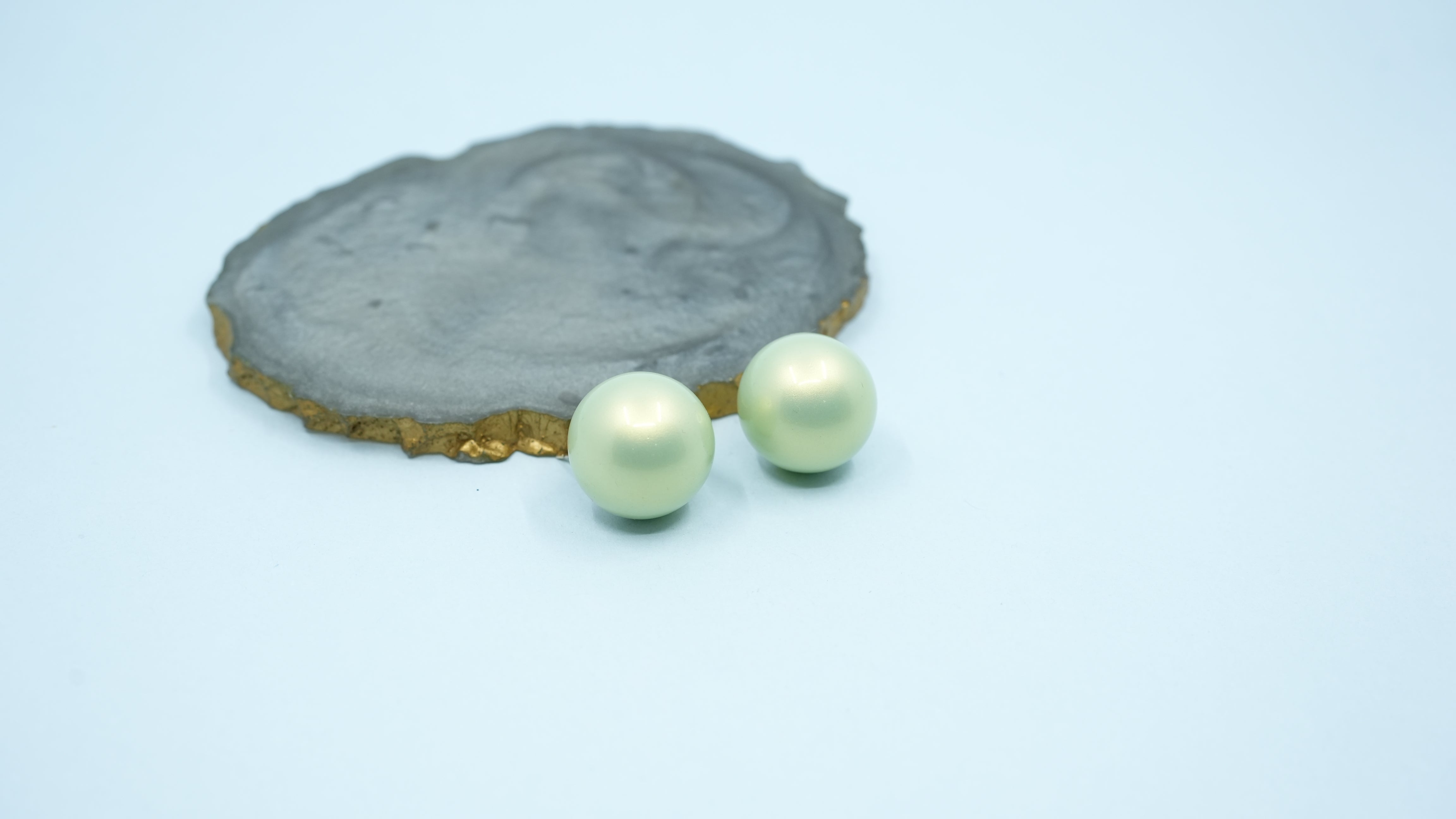 Pistachio pearl stud
