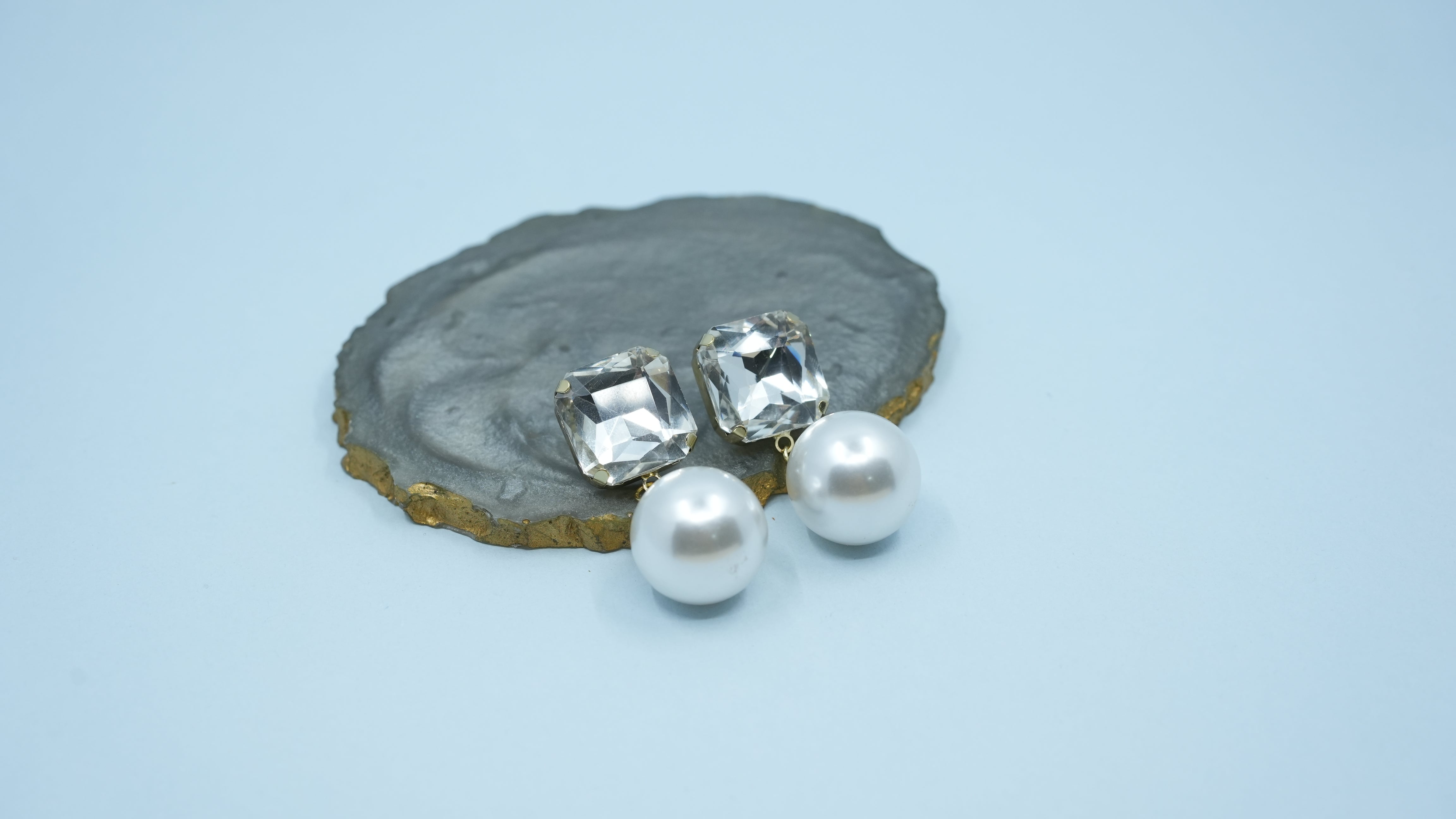 Solitaire pearl dangler