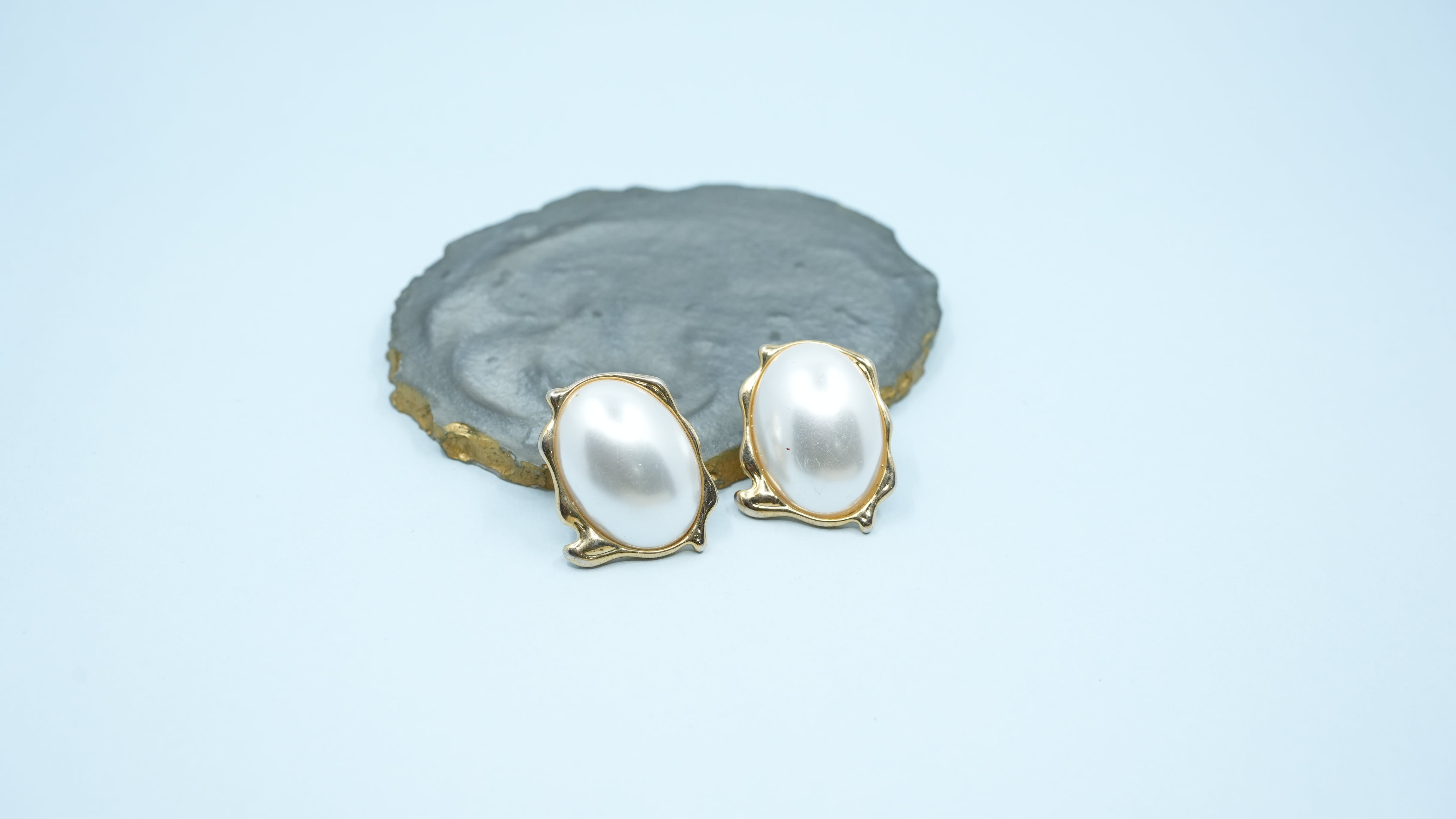 Abstract pearl bold stud