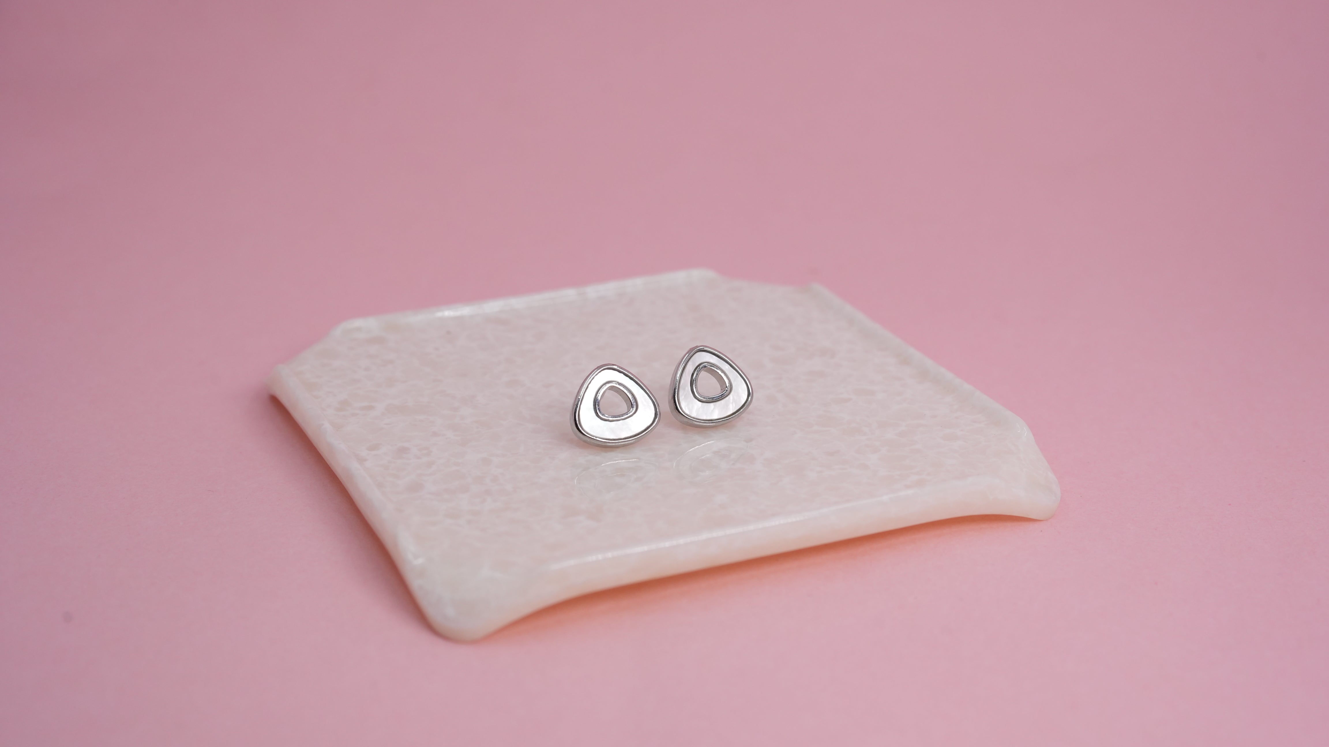 Shell triangle silver