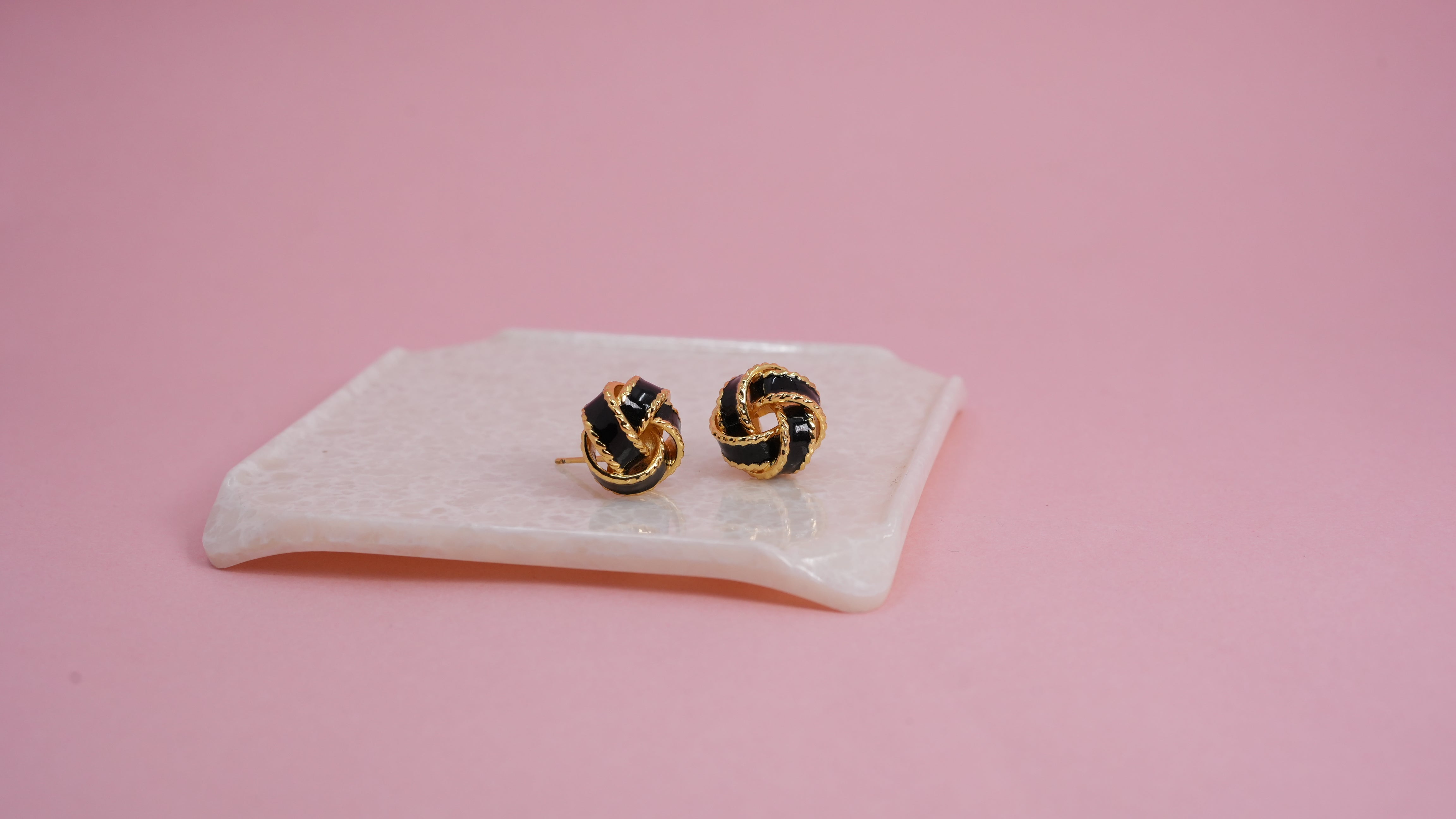 Twist knot black