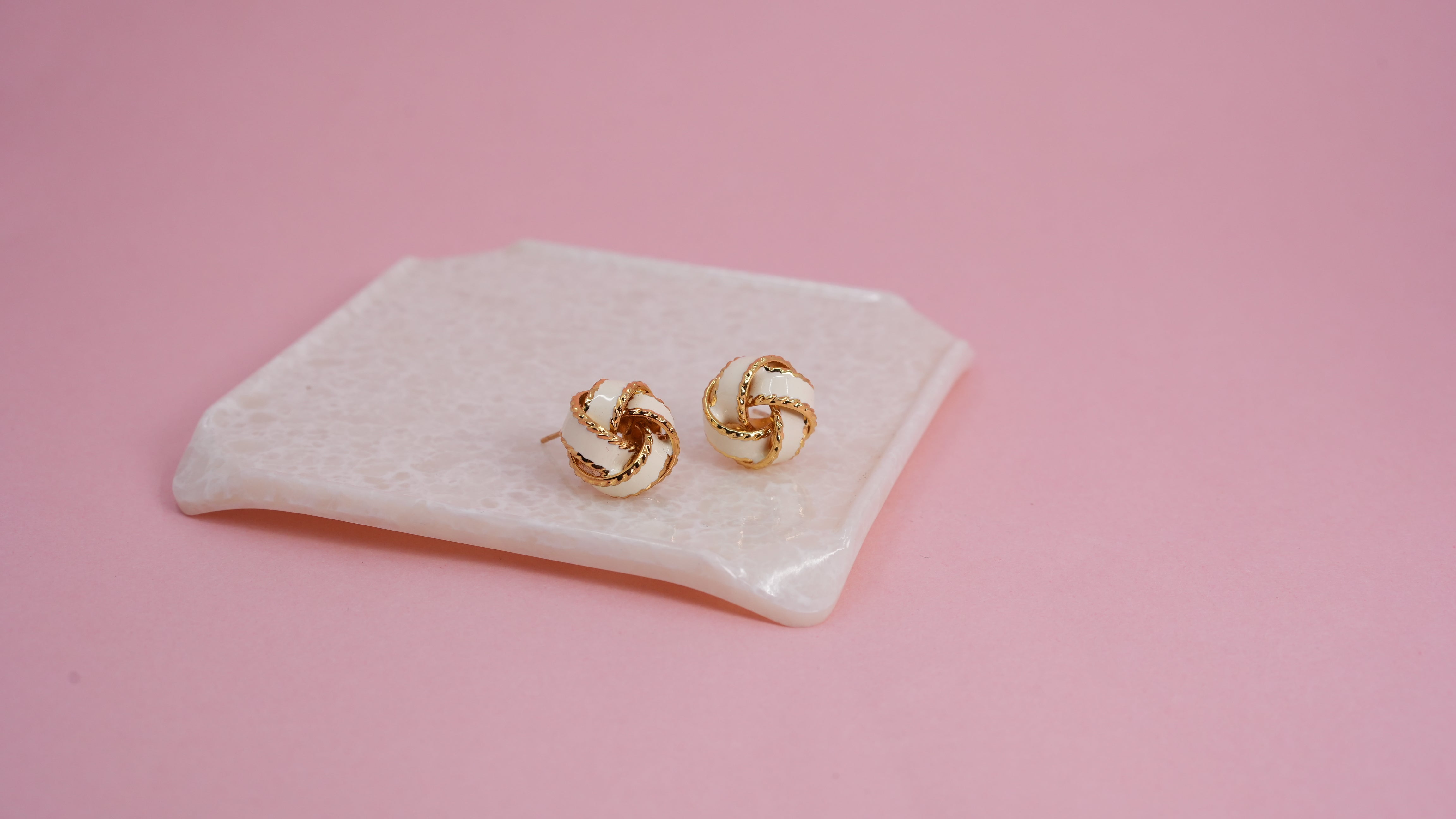 Twist knot white