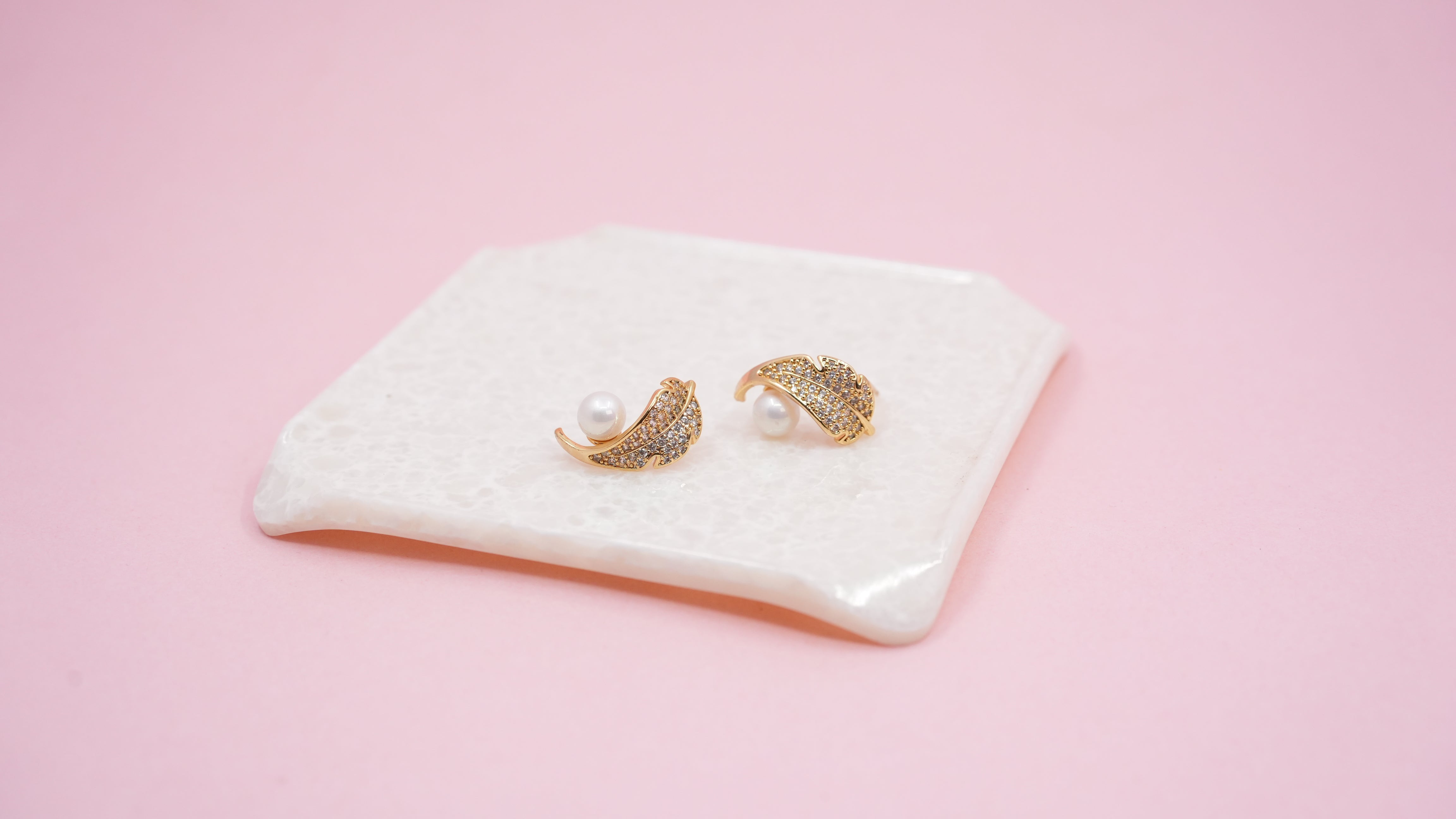 Crescent pearl gold