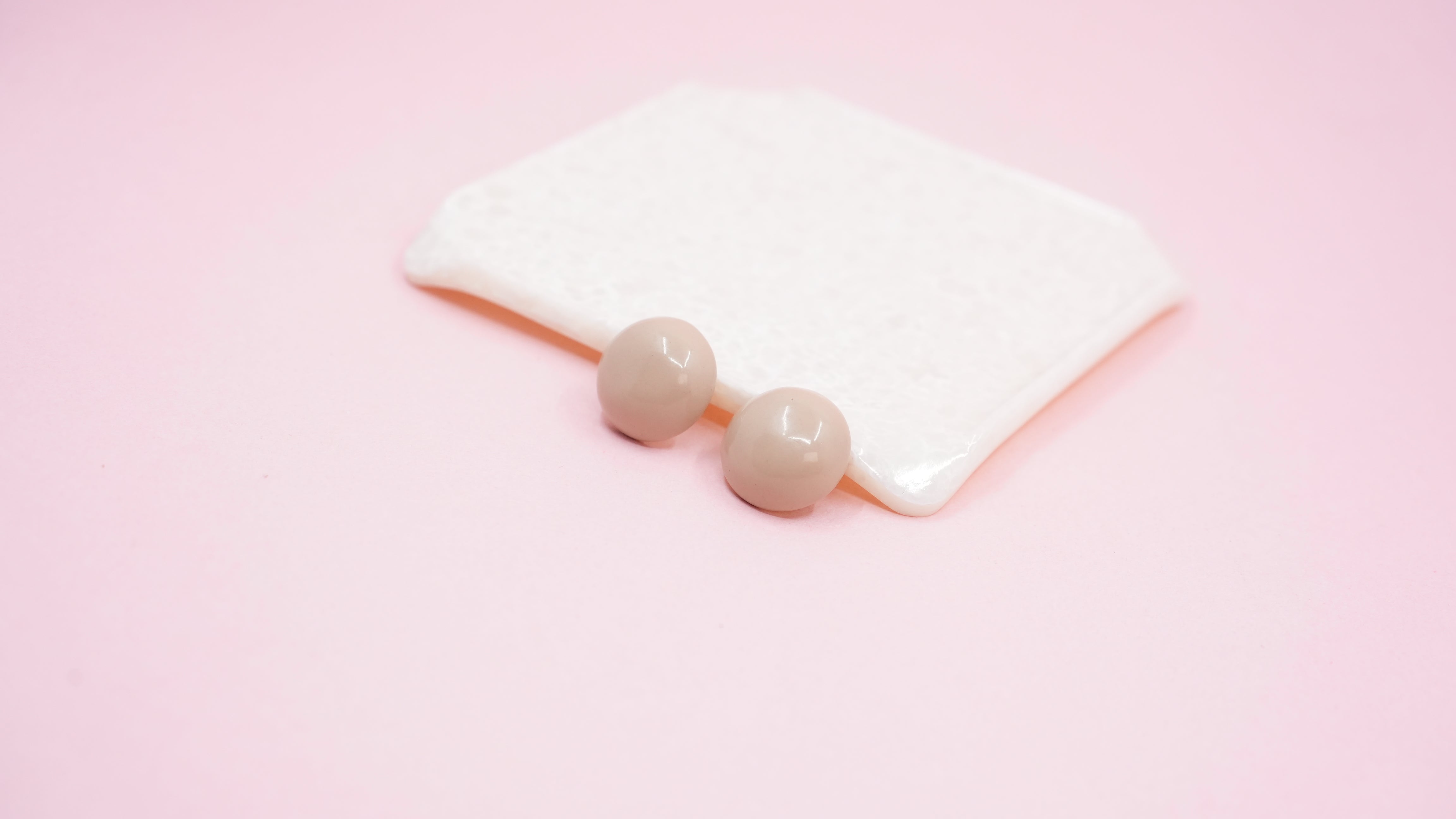 Beige ball stud