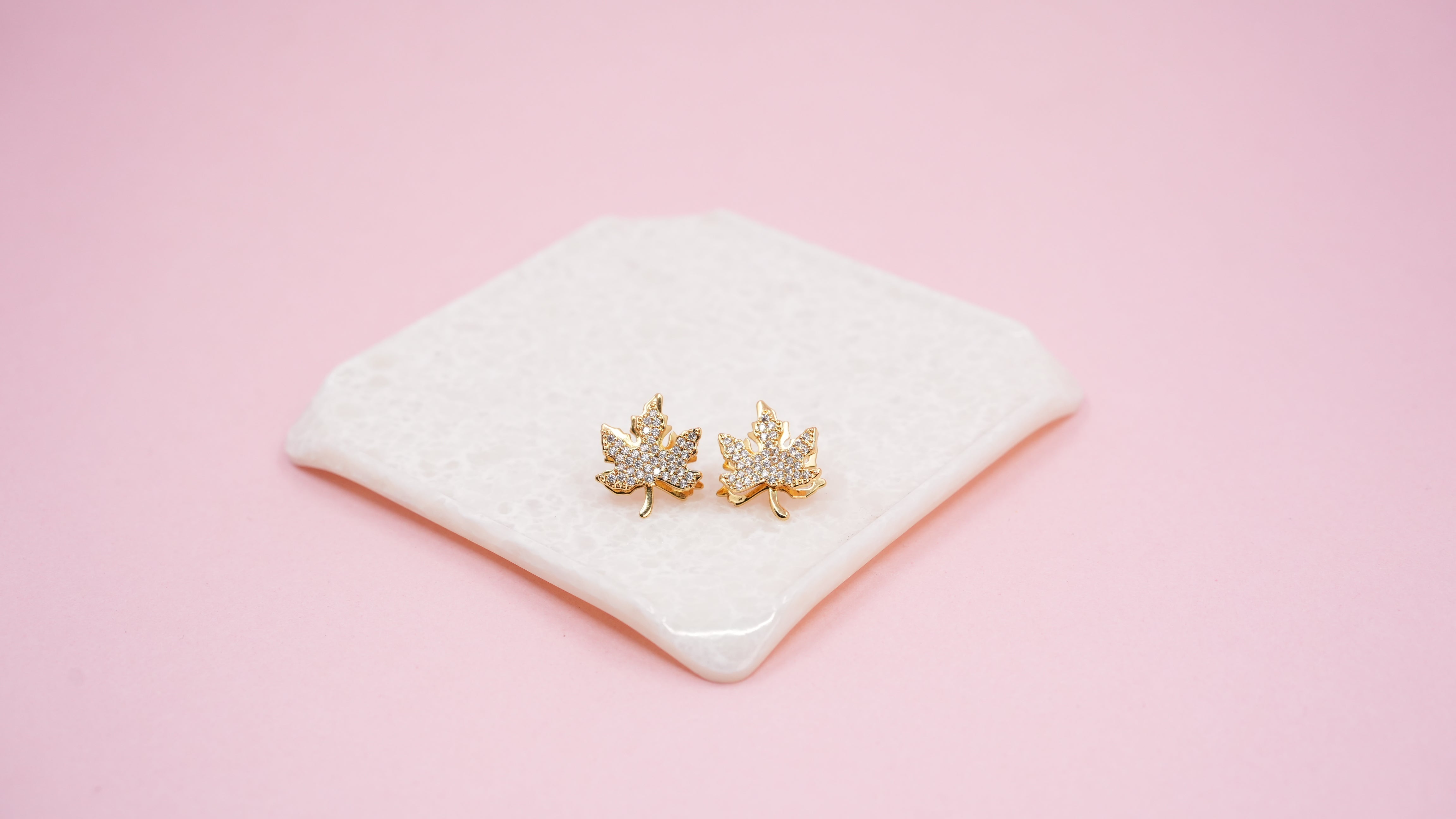 Gold maple leaf