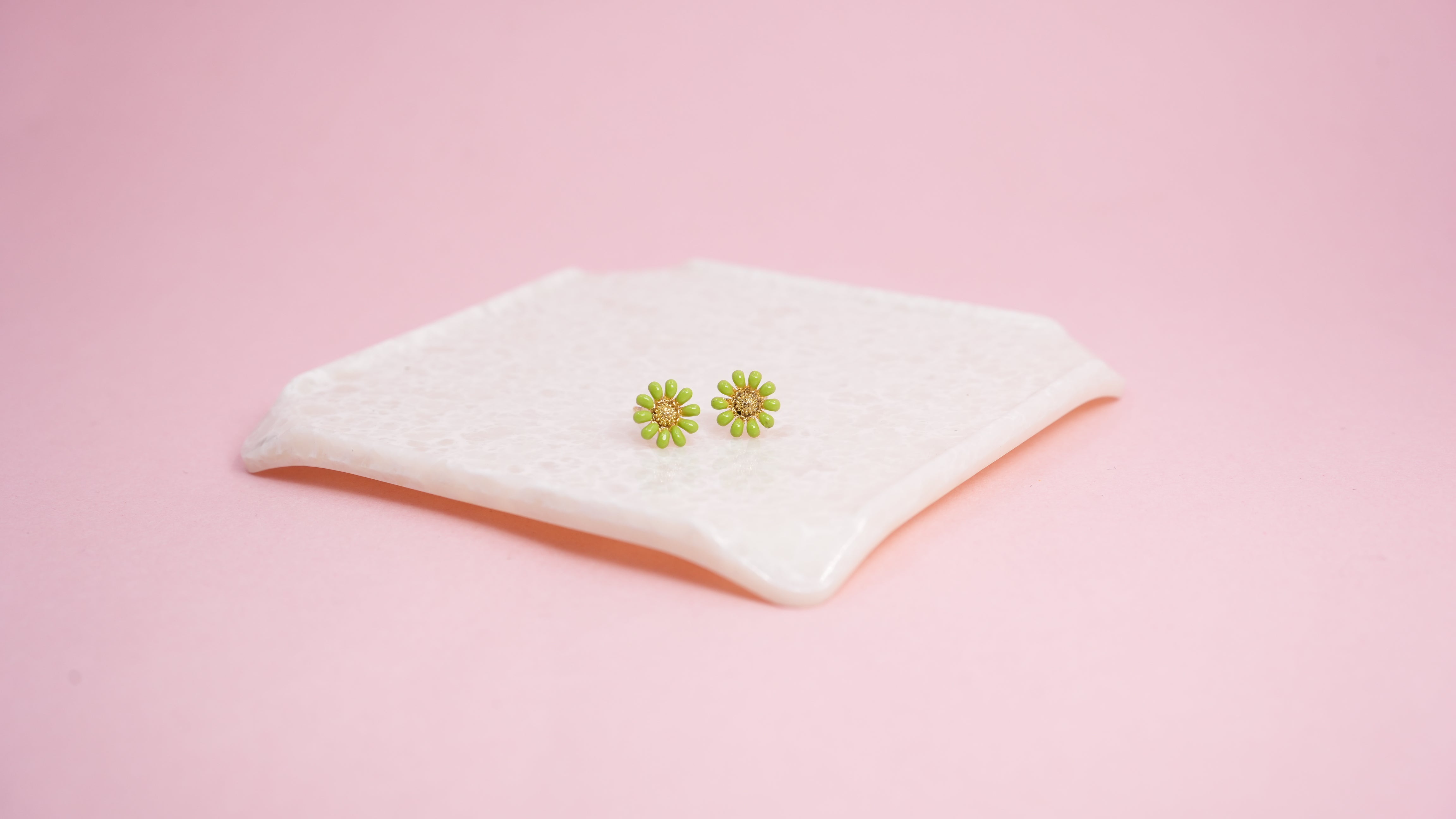 Green daisy