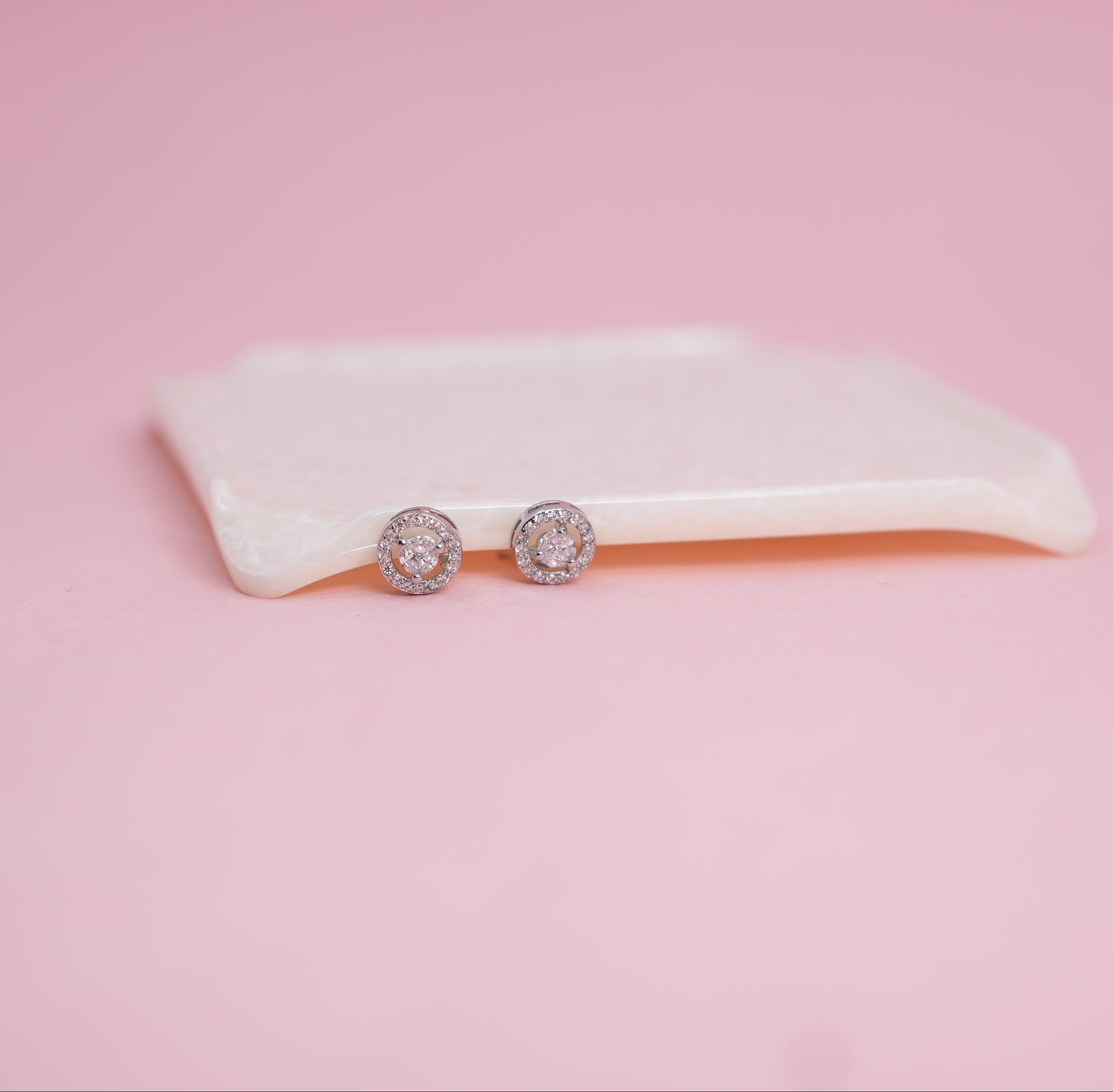 Round crystal solitain