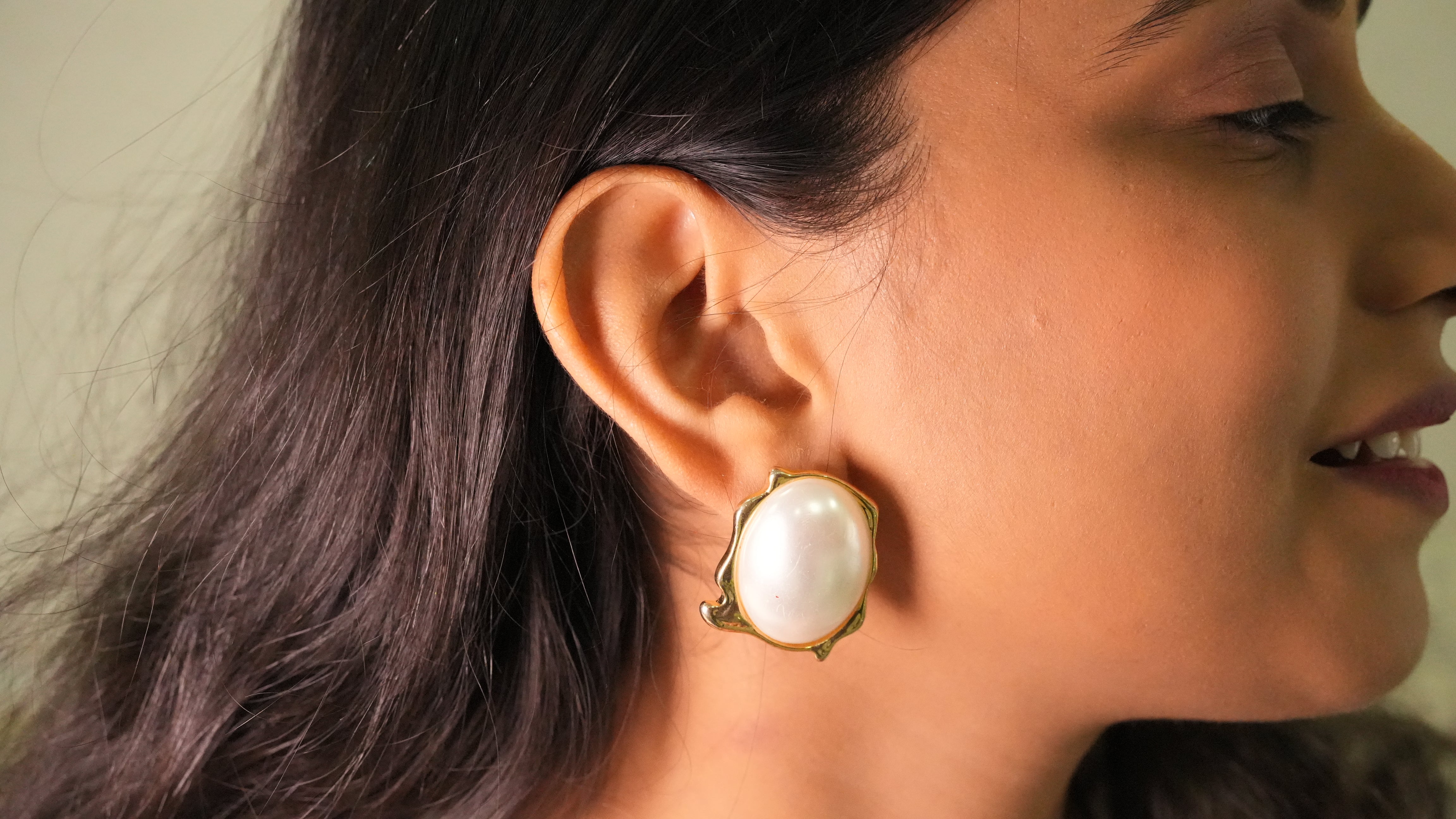 Abstract pearl bold stud